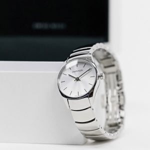 Calvin Klein - Klocka med polerat armband och silverfärgad urtavla
