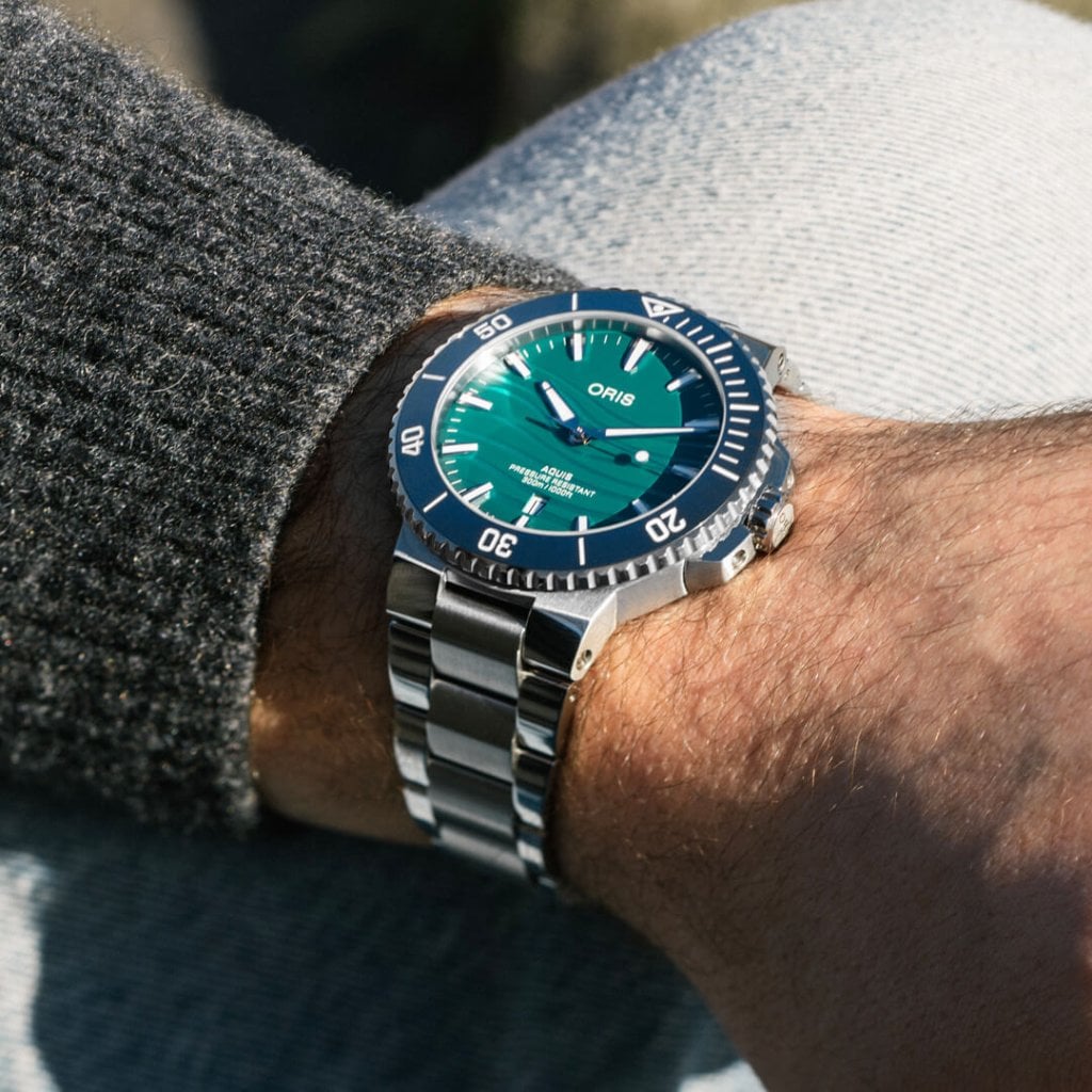 oris-aquis-date-yangtze-jiangtun-limited-edition hands on