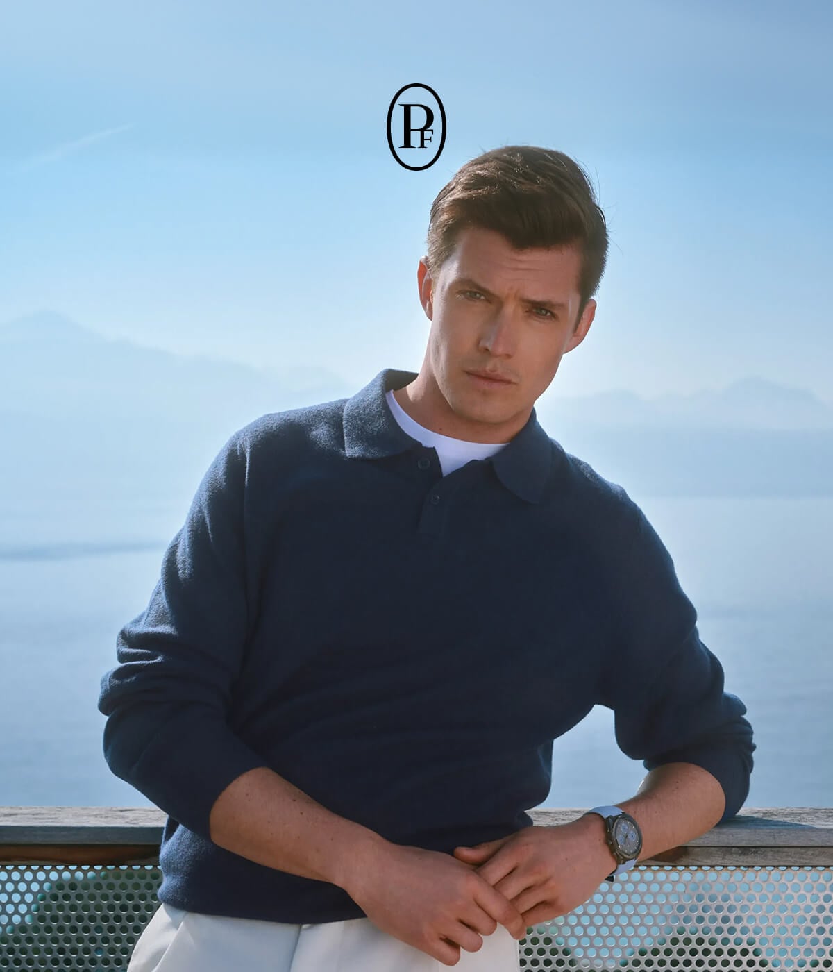 man i marinblå tröja vid havet bär parmigiani tonda pf ultra-cermet mineral blue