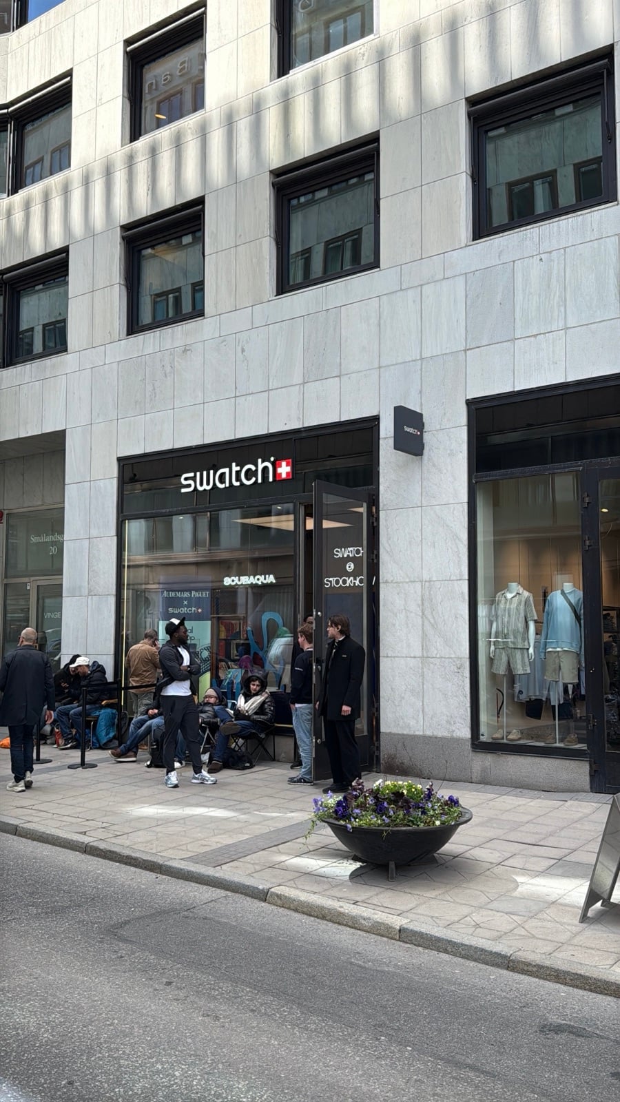 kö i campingstolar utanför swatch-butiken på smålandsgatan 20 i stockholm under royal pop-släppet