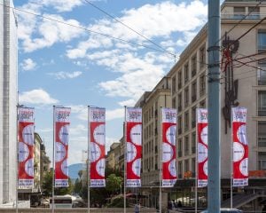 geneva watch days-vimplar längs en gata i genève en solig sommardag