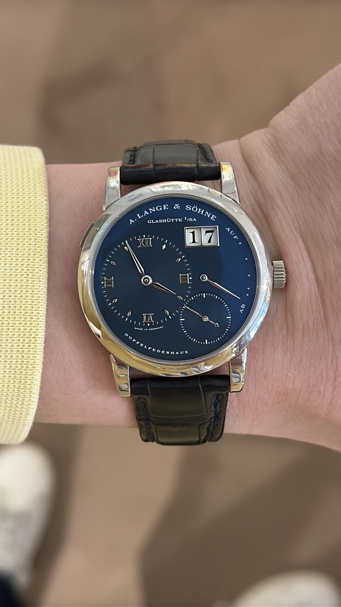 a. lange & söhne lange 1 med blå tavla i vitguld, decentrerad urtavla och stort datum – hands-on på handleden