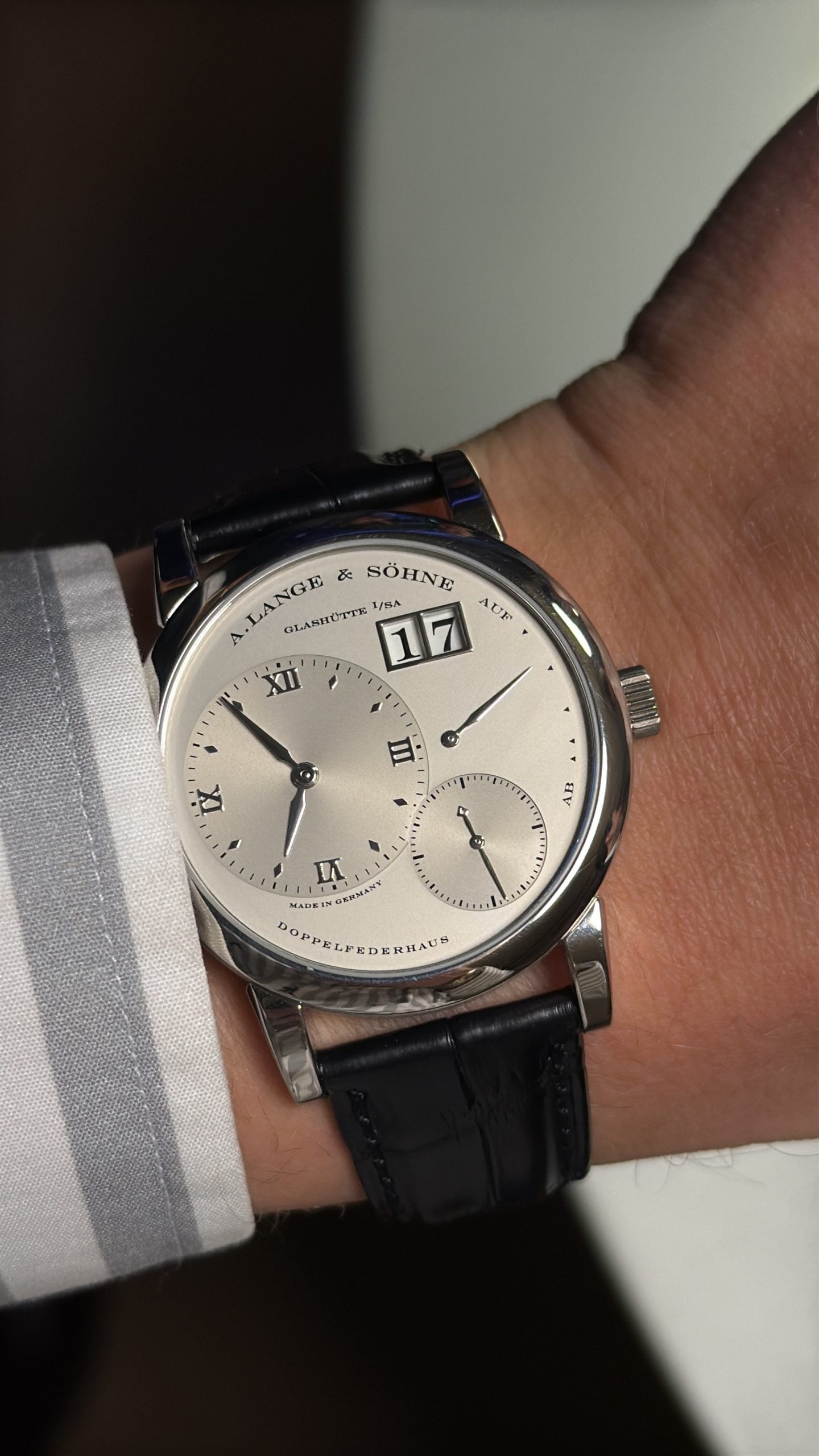 a. lange & söhne lange 1 i vitguld med silverfärgad tavla, decentrerad urtavla, stort datum och gångreserv (made in germany) – hands-on på handleden