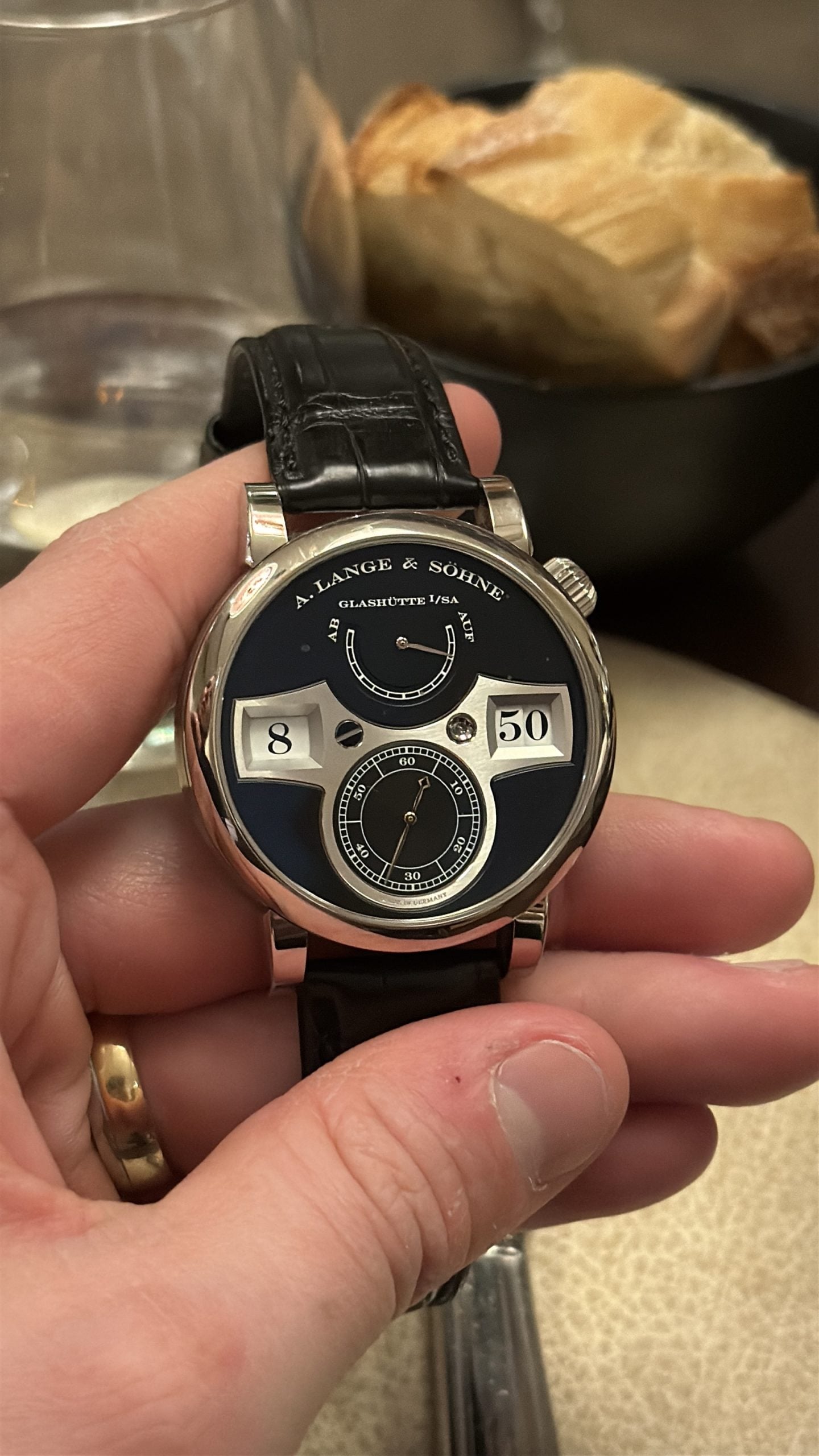 a. lange & söhne zeitwerk med hoppande digital tim- och minutvisning och gångreservbåge – hands-on