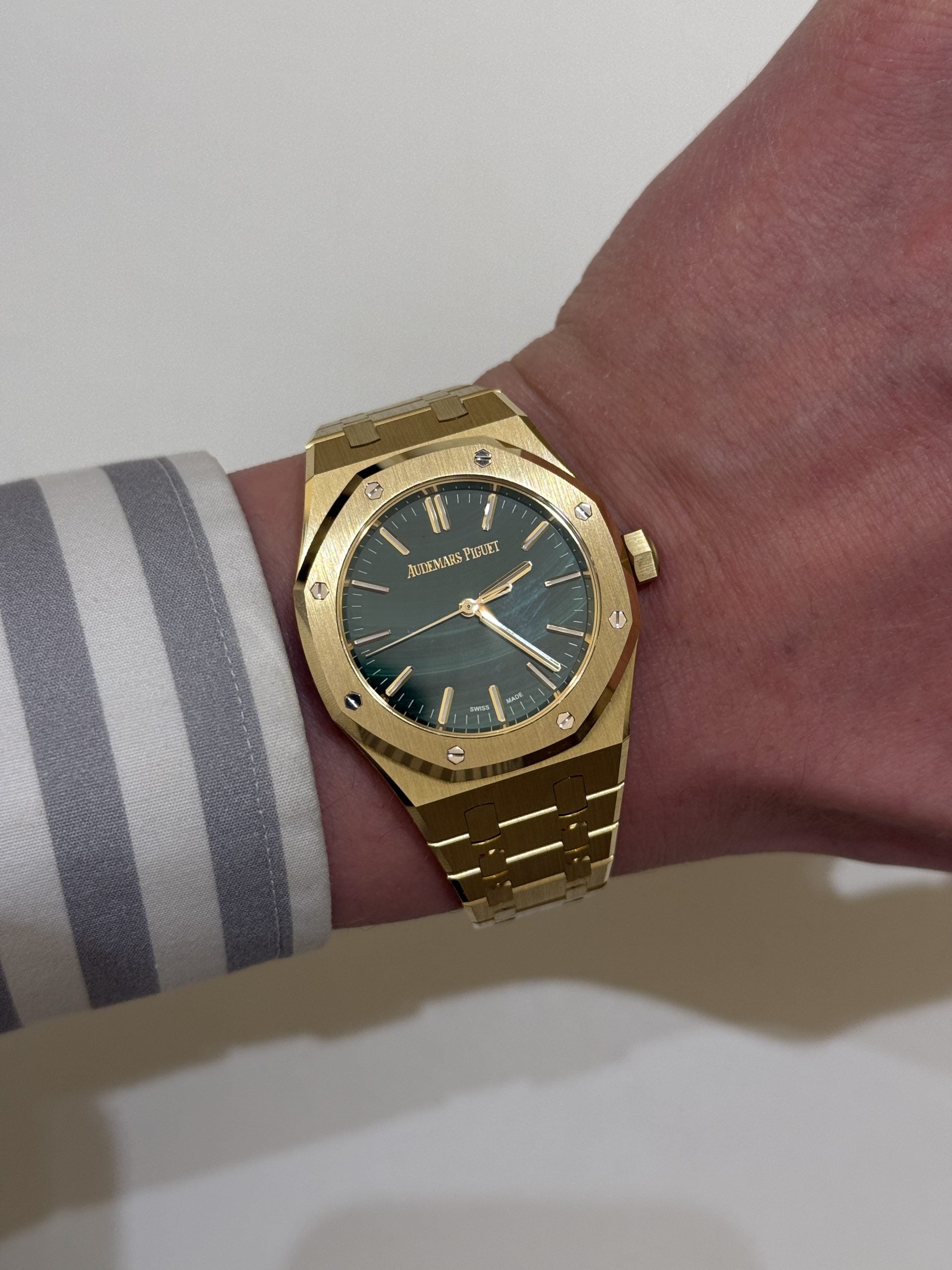 audemars piguet royal oak extra-thin i gulguld med grön malakit-tavla och integrerad länk – hands-on