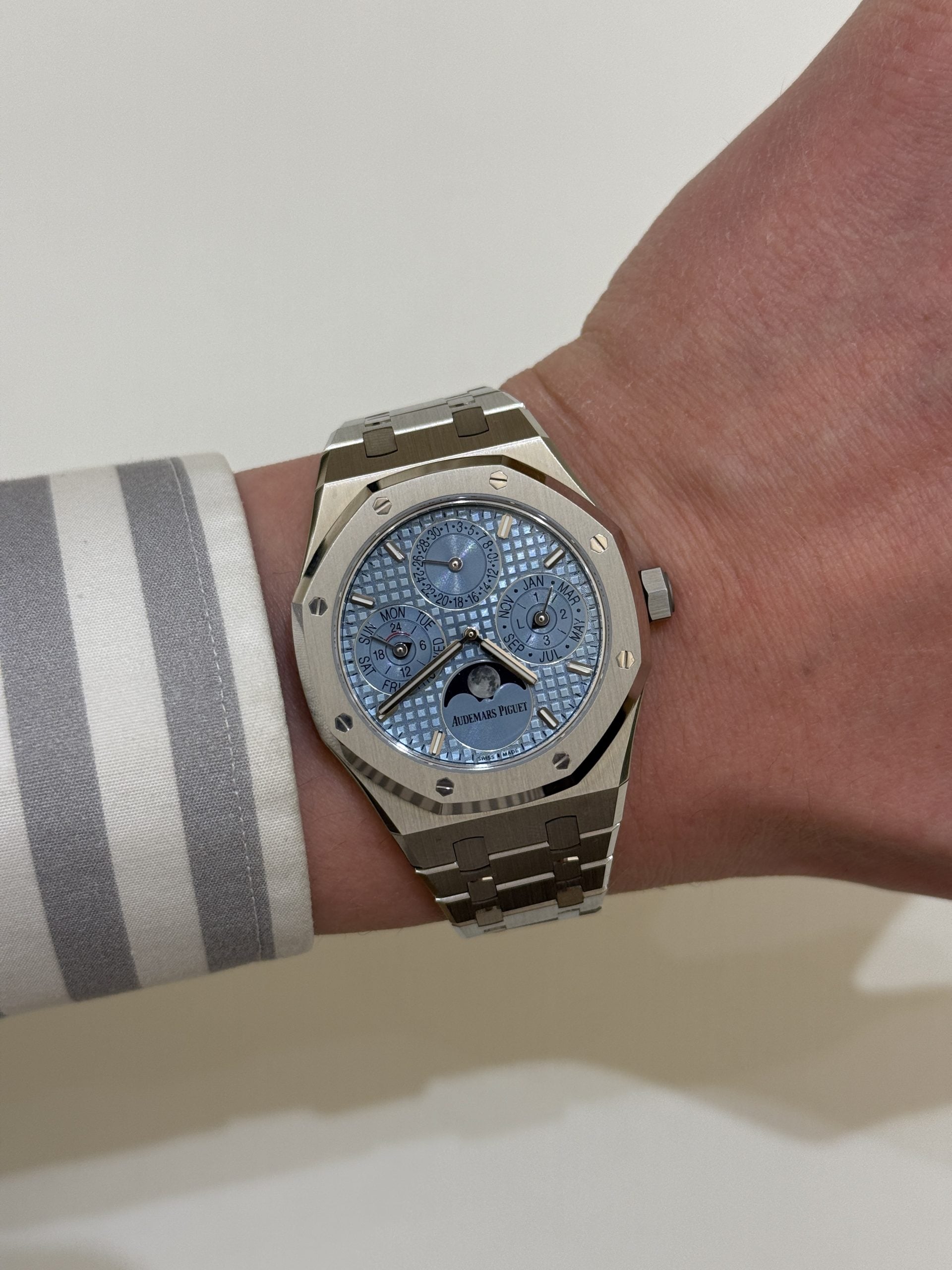 audemars piguet royal oak perpetual calendar med isblå grande tapisserie-tavla, månfas och integrerad stållänk – hands-on på handleden