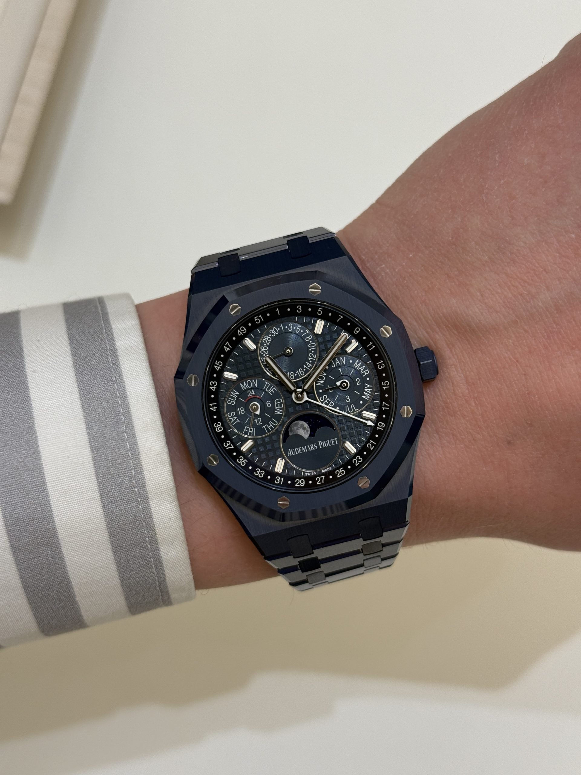 audemars piguet royal oak perpetual calendar i blå keramik med blå tapisseritavla och månfas – hands-on