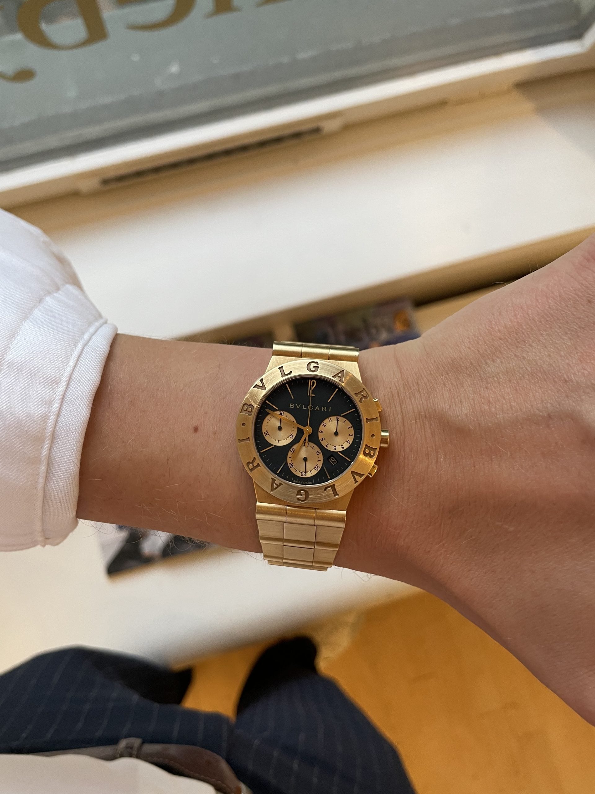 Bulgari diagono kronograf i guld med svart tavla, guldfärgade räkneverk och graverad bvlgari-lünett på guldlänk – hands-on på handleden bulgari diagono kronograf i guld med svart tavla, guldfärgade räkneverk och graverad bvlgari-lünett på guldlänk – hands-on på handleden