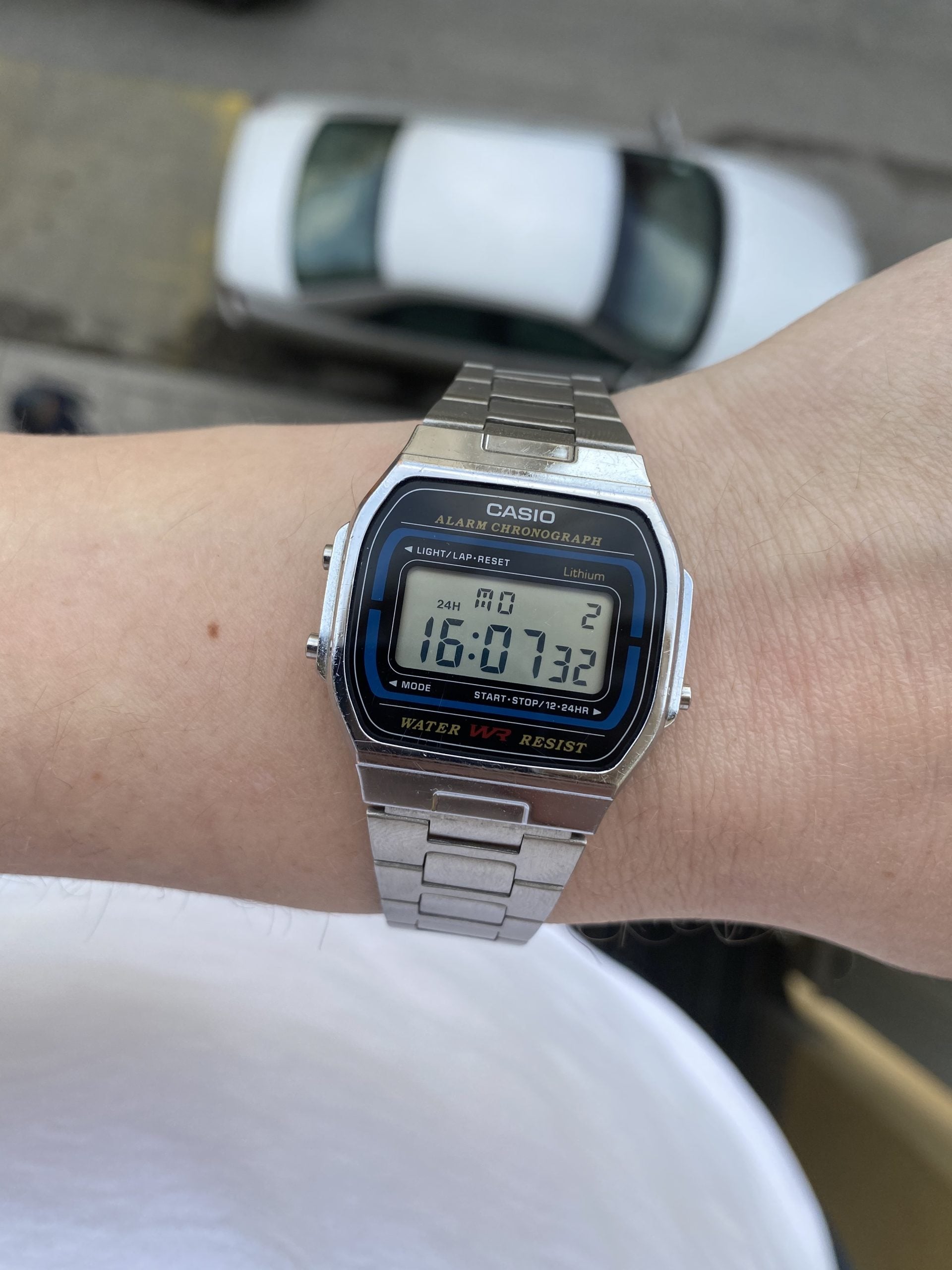 casio vintage a158wa digital klocka i stål med svart tavla, blå detaljer och alarm chronograph på stållänk – hands-on på handleden