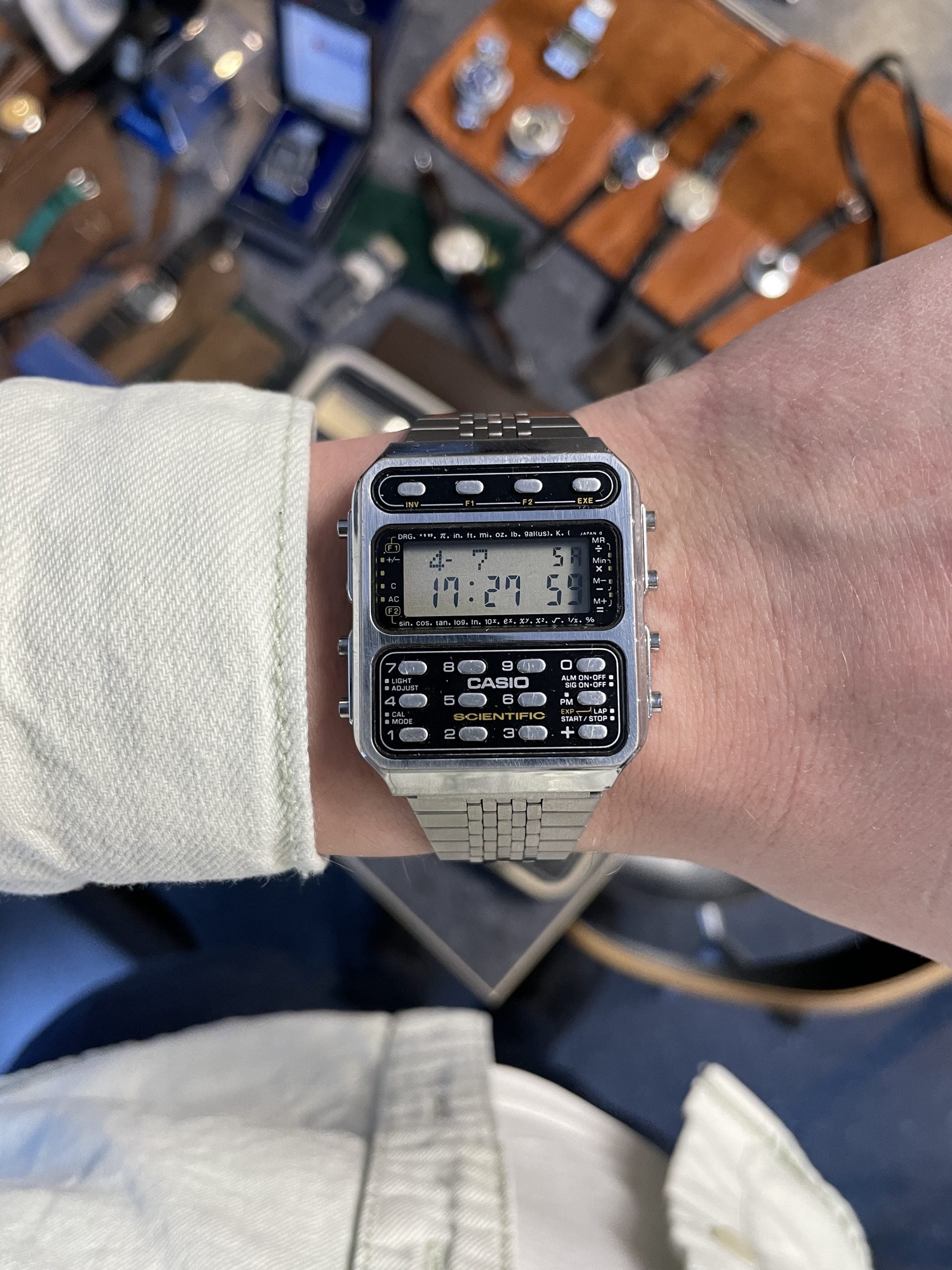 casio cfx-400 vintage vetenskaplig kalkylatorklocka i stål med delad lcd-display, sin/cos/tan-knappar och stållänk – hands-on på handleden