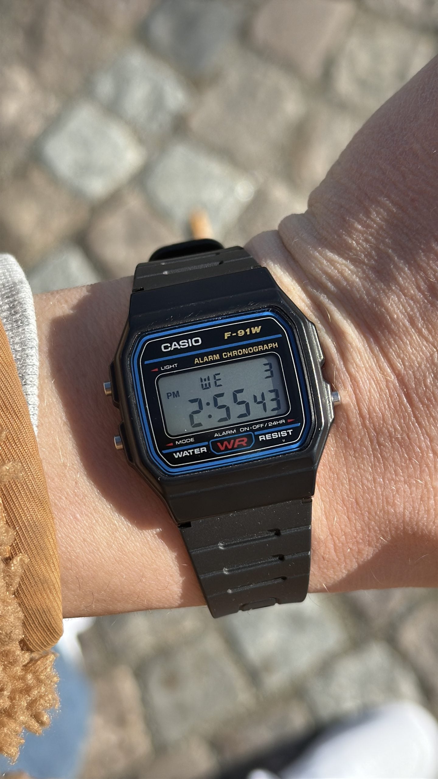 casio f-91w klassisk digital klocka i svart resin med blå accenter och lcd-display – hands-on på handleden