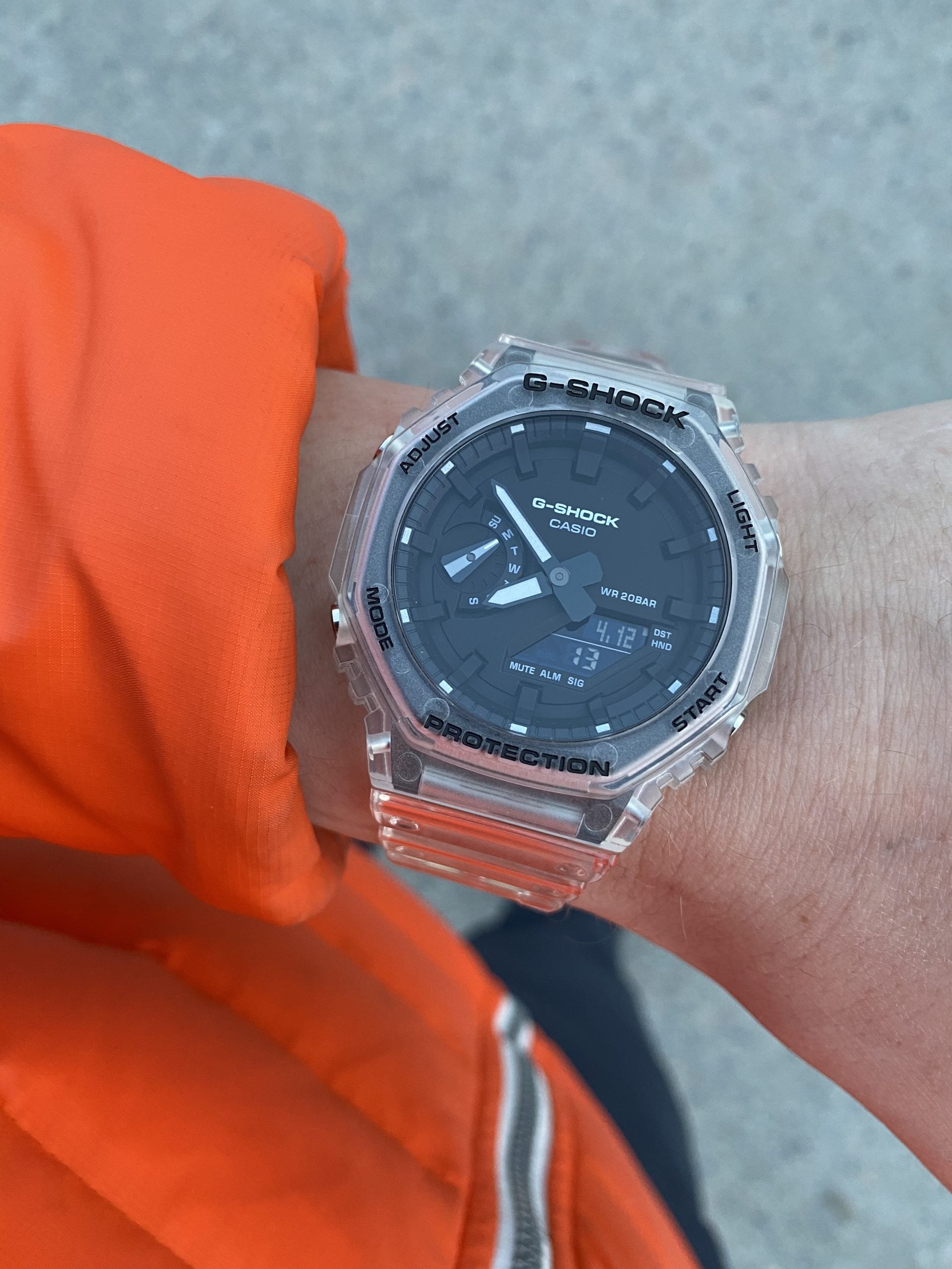 casio g-shock ga-2100ske casioak med transparent genomskinligt resinfodral, oktagonal ram och analog-digital svart tavla – hands-on på handleden