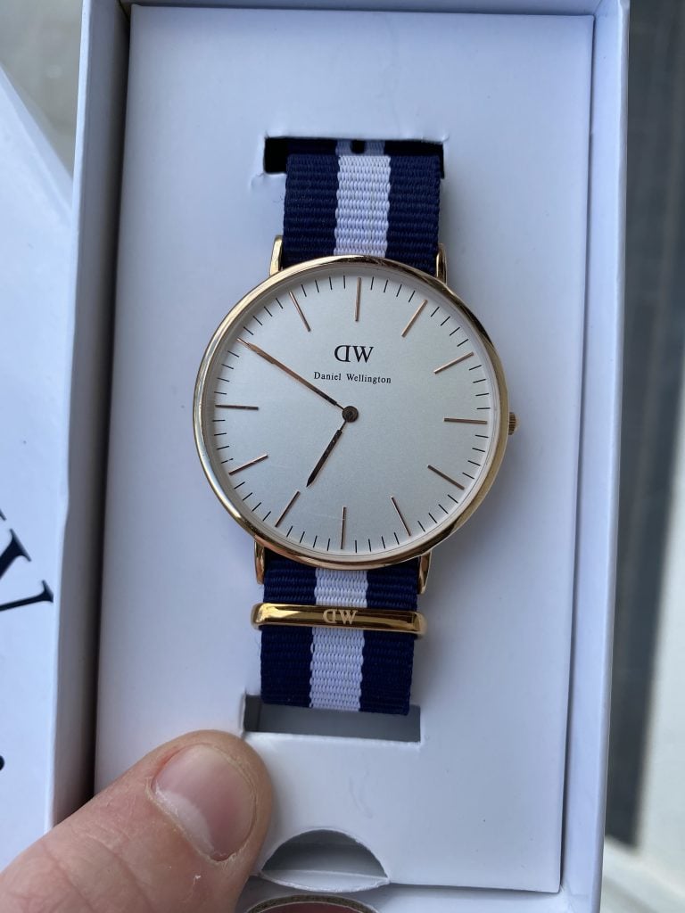 Daniel wellington classic i roséguld med vit tavla och blå-vit nato-rem – hands-on daniel wellington classic i roséguld med vit tavla och blå-vit nato-rem – hands-on