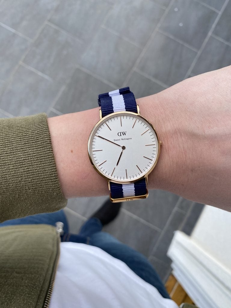 Daniel wellington classic i roséguld med vit tavla och blå-vit nato-rem på handleden daniel wellington classic i roséguld med vit tavla och blå-vit nato-rem på handleden