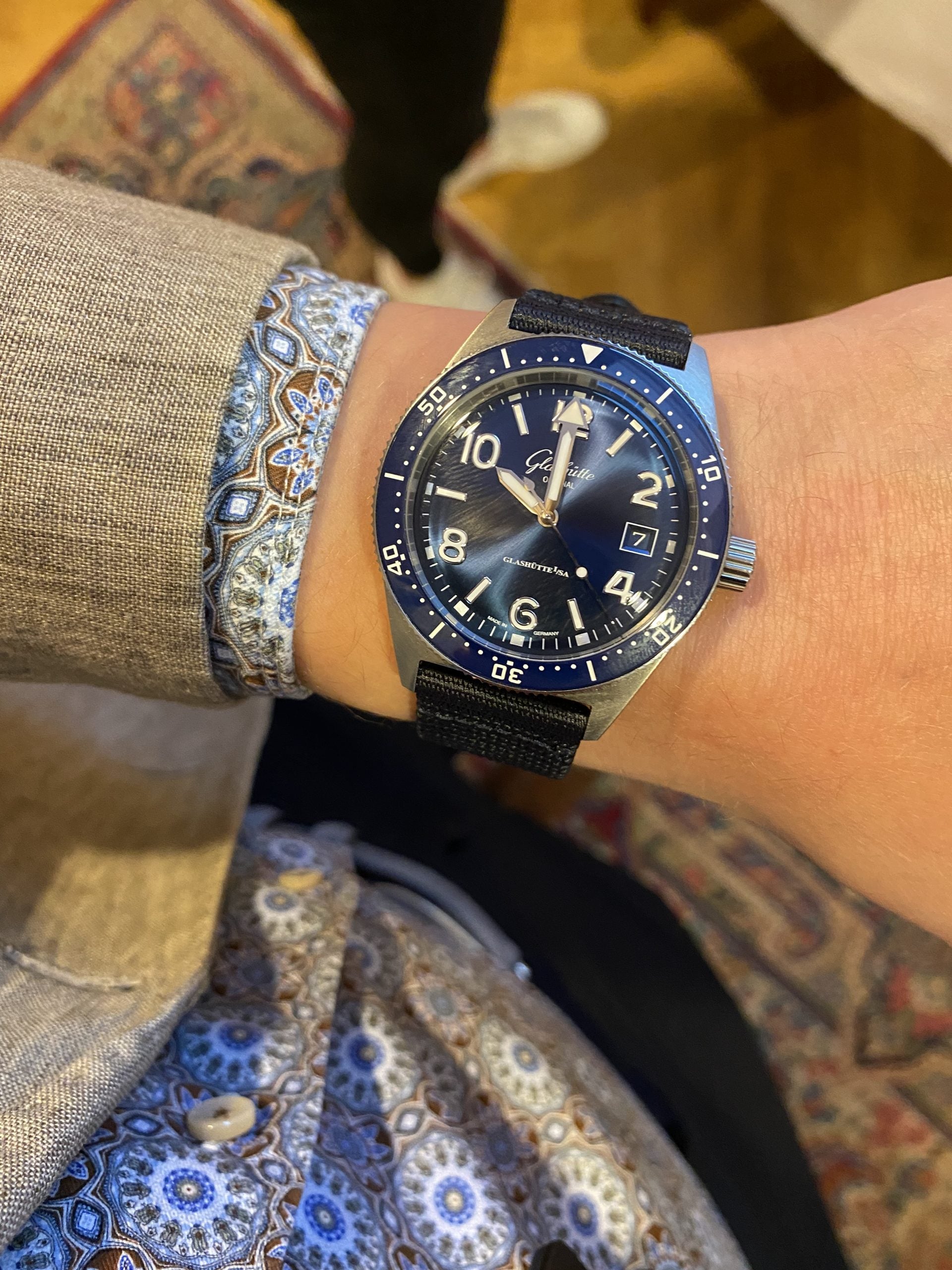glashütte original seaq dykarklocka med blå solfjädertavla, blå lünett och textilrem (made in germany) – hands-on på handleden