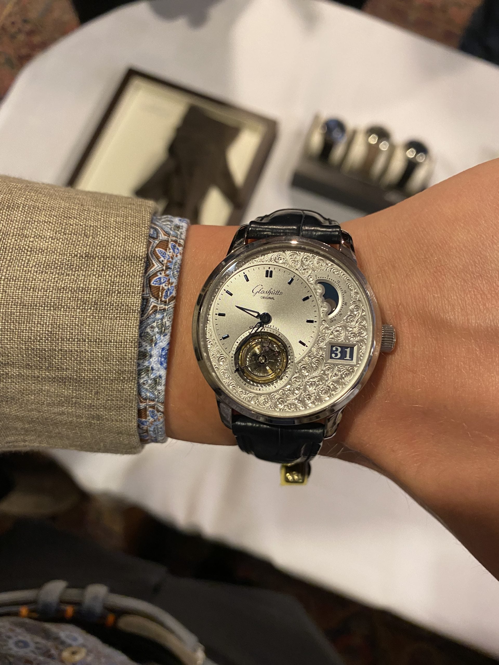 glashütte original med handgraverad silvertavla, månfas, stort datum och synligt tourbillon – hands-on