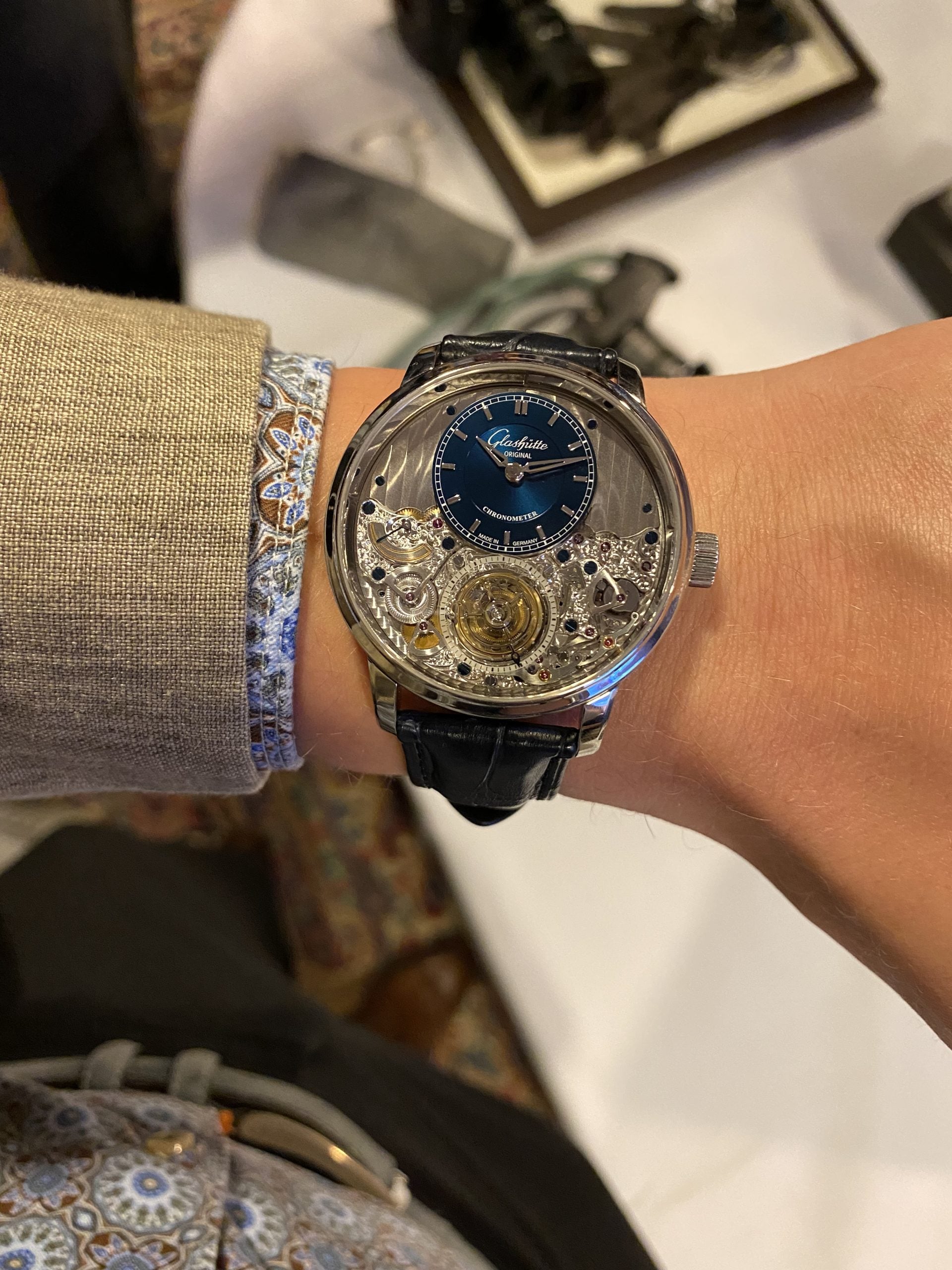 glashütte original skeletterad tourbillon med blå decentrerad tavla och synligt urverk (made in germany) – hands-on