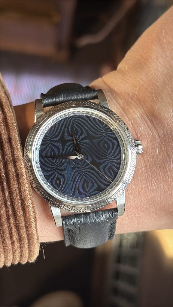 Gos watches med blåanlöpt damaskusstål-tavla i vågmönster och graverad nordisk flätverkslünett – hands-on på handleden gos watches med blåanlöpt damaskusstål-tavla i vågmönster och graverad nordisk flätverkslünett – hands-on på handleden