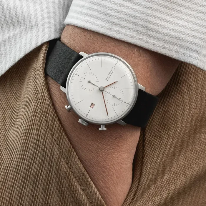 junghans max bill chronoscope med vit tavla, kronografräkneverk, datum och svart läderrem