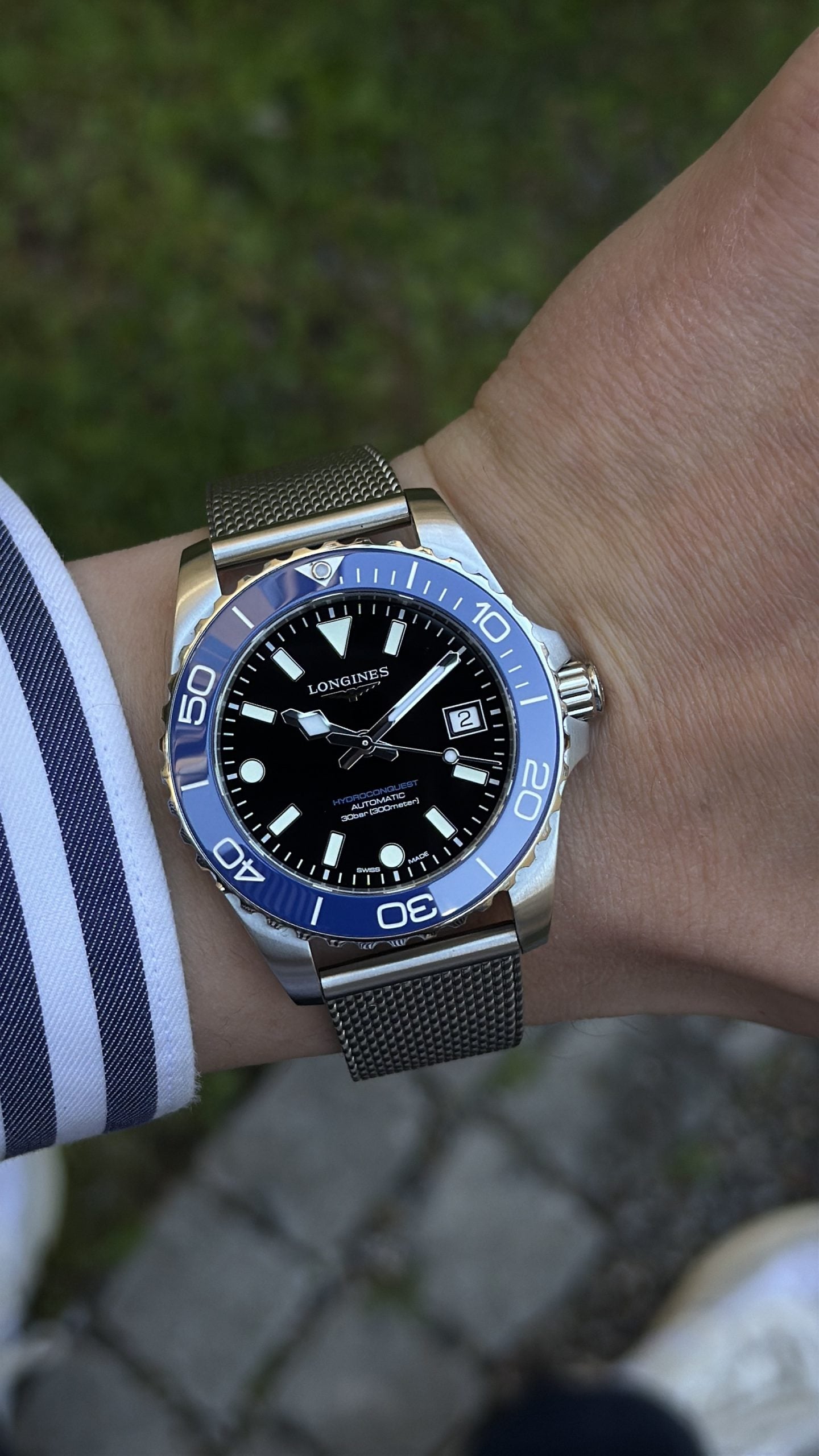 longines hydroconquest automatisk dykarklocka med svart tavla, blå lünett och milanese mesh-armband – hands-on på handleden