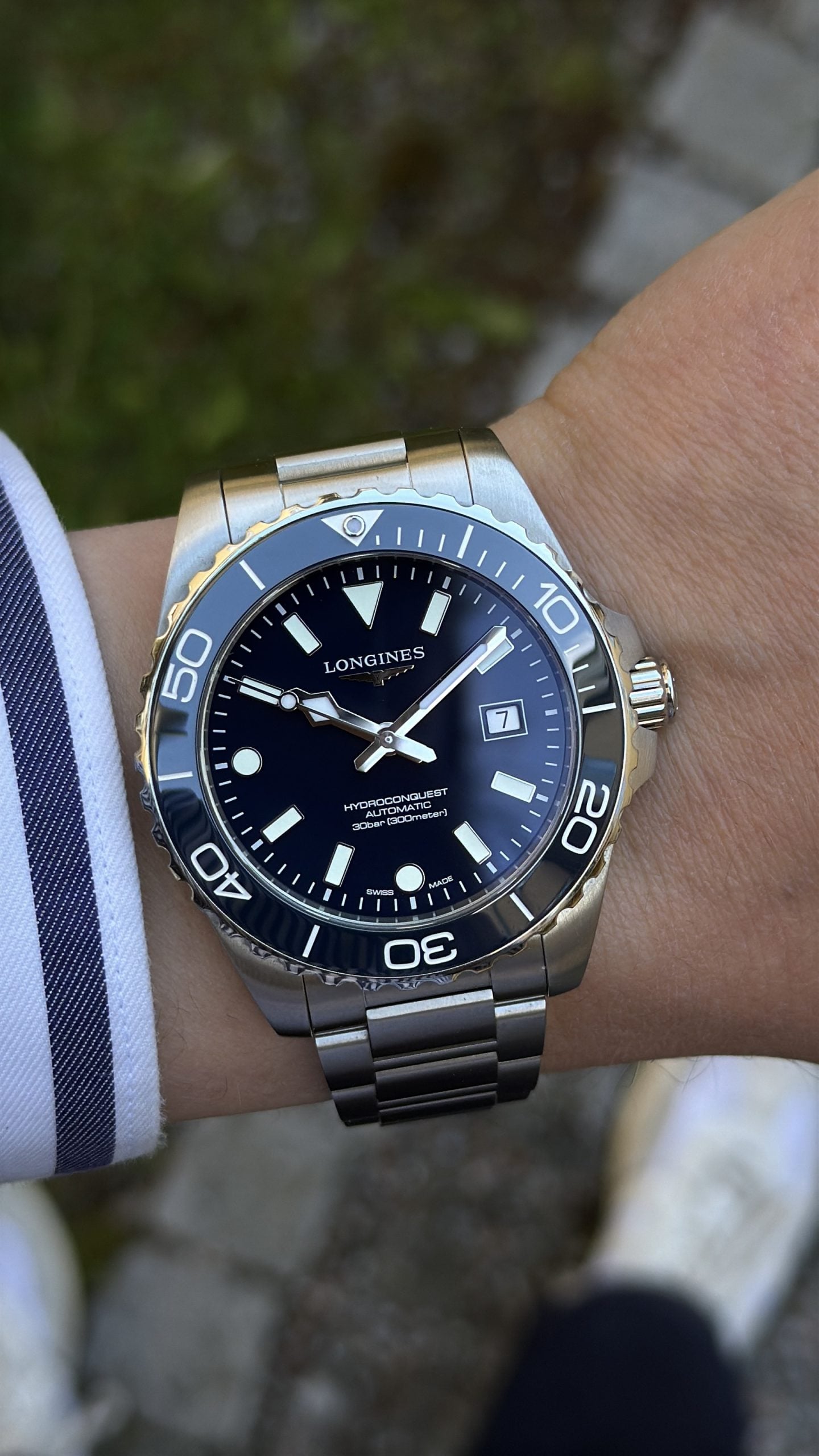 longines hydroconquest automatisk dykarklocka med blå solfjädertavla och blå lünett på stållänk – hands-on