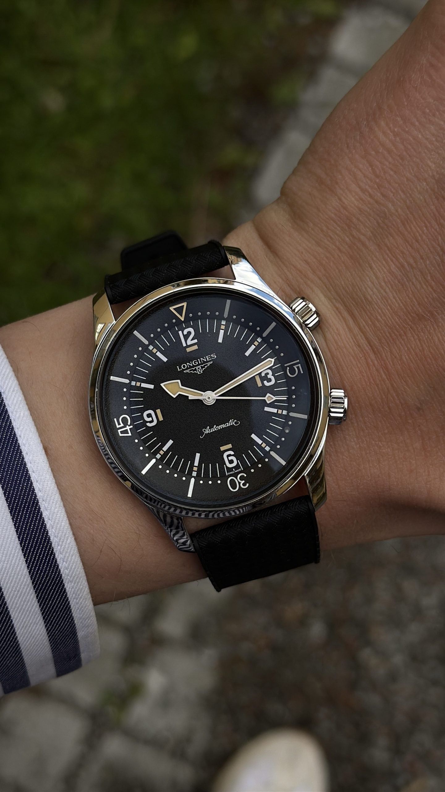 longines legend diver med svart tavla, inre roterande dyklünett, två kronor och svart tropic-rem – hands-on på handleden