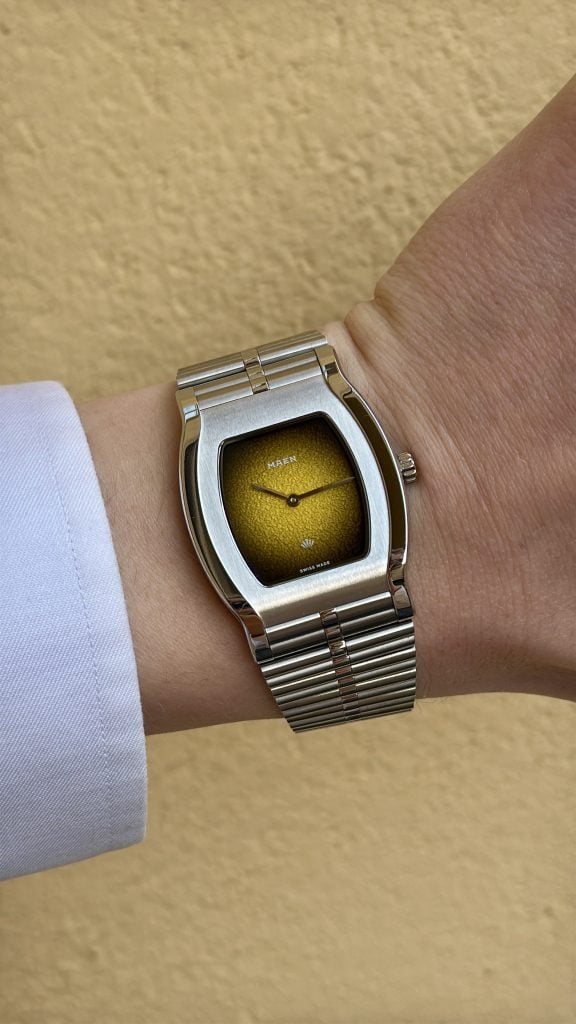 Maen tonneauformad klocka med gul fumétavla och integrerad stållänk (swiss made) – hands-on maen tonneauformad klocka med gul fumétavla och integrerad stållänk (swiss made) – hands-on