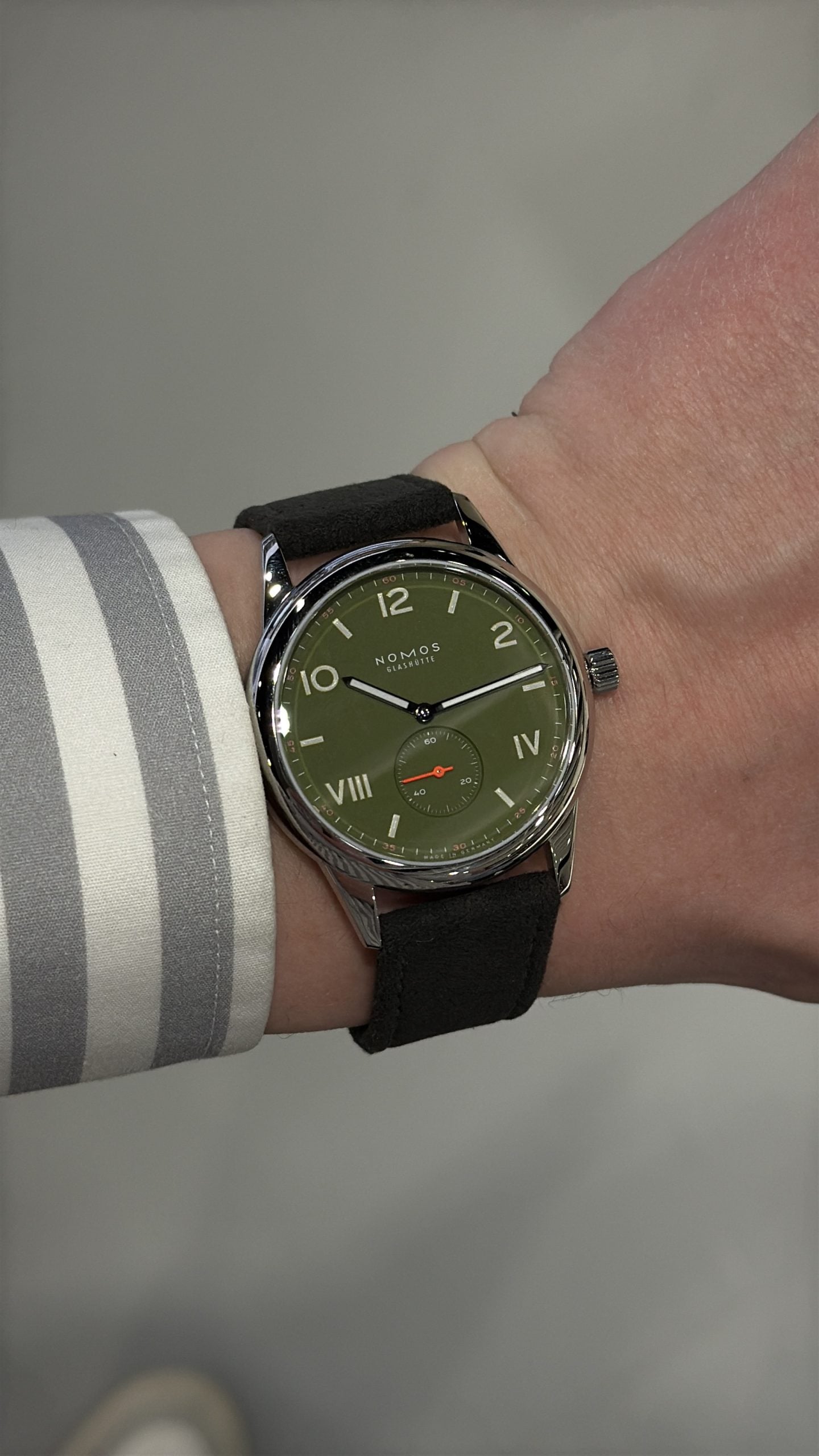 nomos glashütte club campus med olivgrön tavla, blandade siffror och orange sekundspets – hands-on