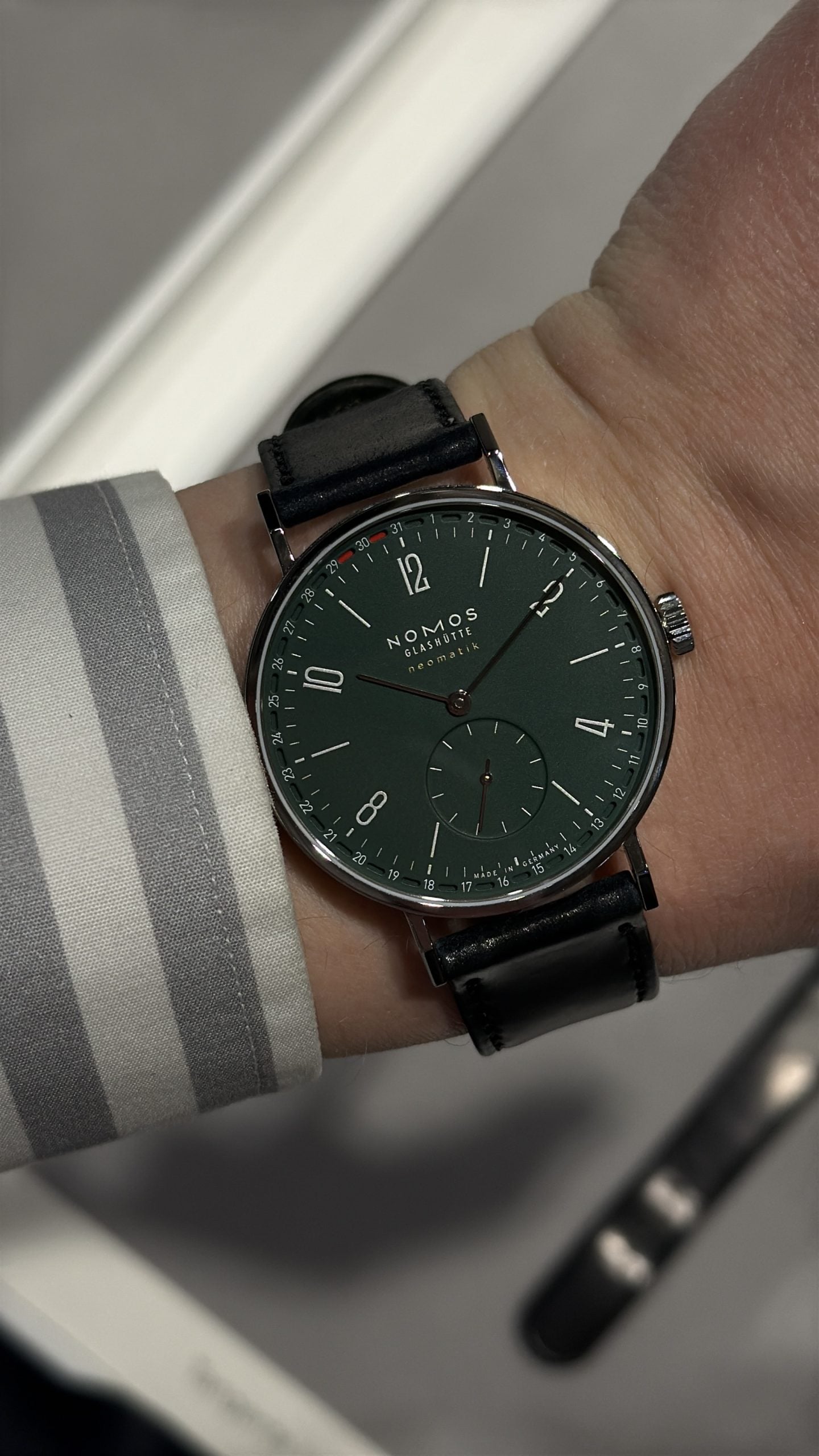 nomos glashütte tangente neomatik med grön tavla, datumring och liten sekund – hands-on