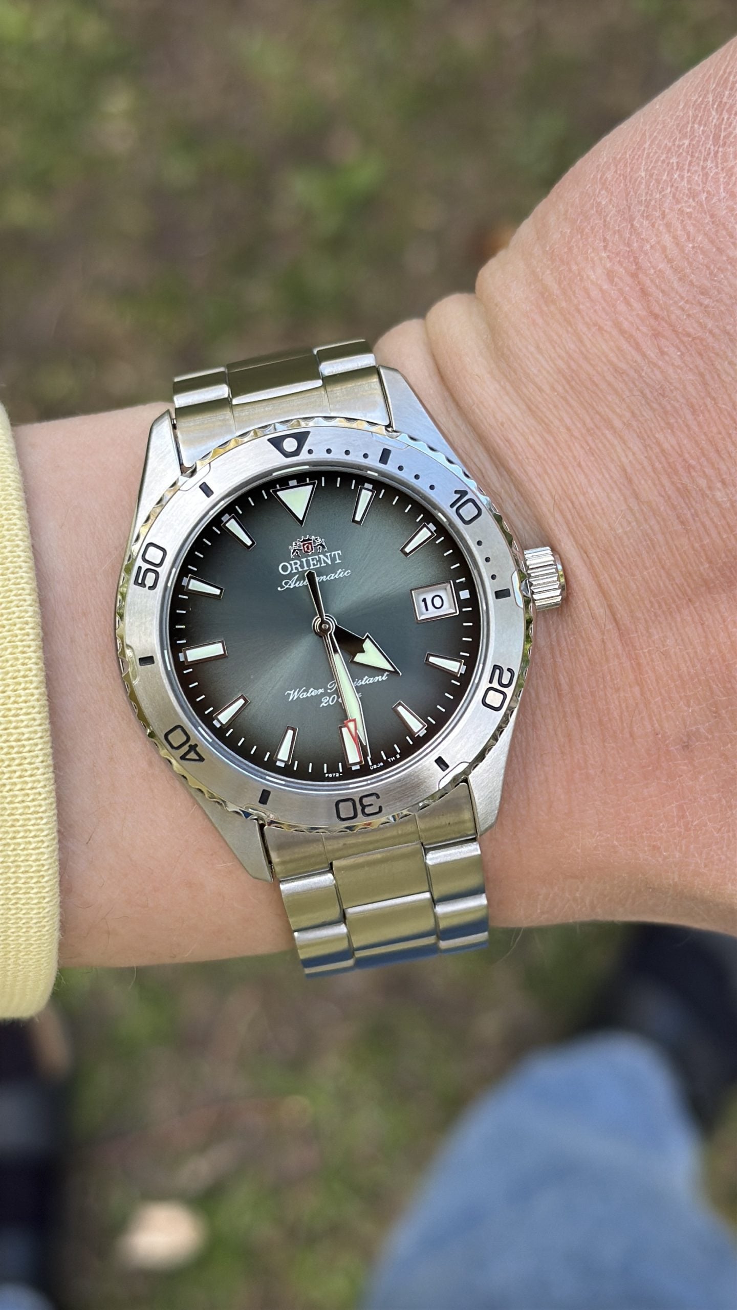 orient mako 40 (ra-ac0k) automatisk dykarklocka med grågrön solfjädertavla, dyklünett och stållänk – hands-on på handleden
