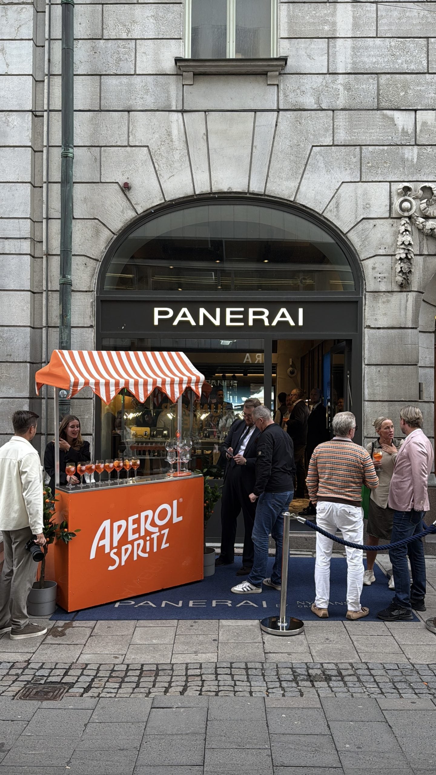 Panerai-boutiquen på nybrogatan i stockholm med aperol spritz-bar vid en lansering – klockfeber på plats panerai-boutiquen på nybrogatan i stockholm med aperol spritz-bar vid en lansering – klockfeber på plats