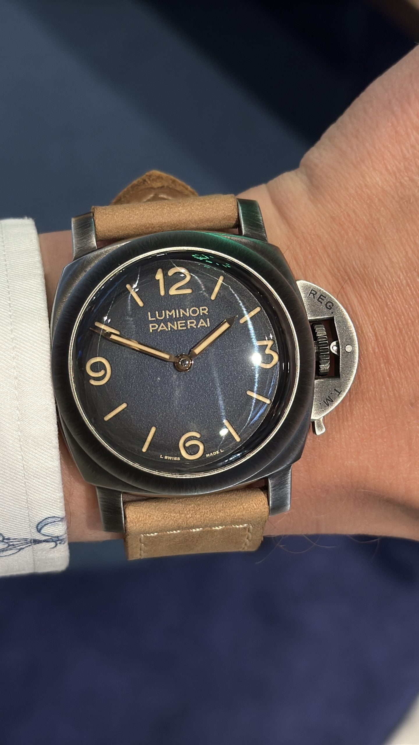 Panerai luminor med välvd blå-svart sandwichtavla, kronbygel och beige mockarem – hands-on på handleden panerai luminor med välvd blå-svart sandwichtavla, kronbygel och beige mockarem – hands-on på handleden