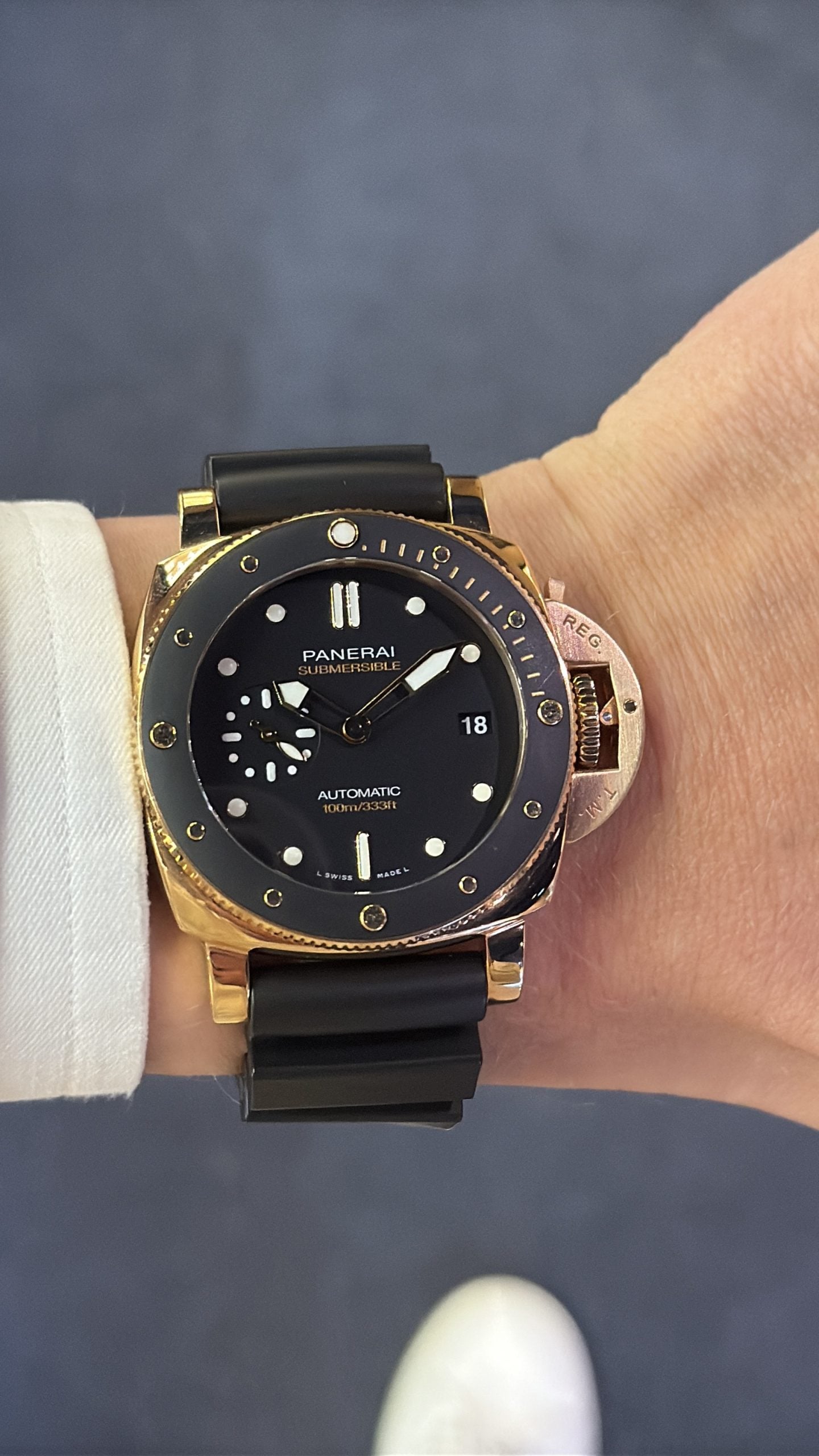 Panerai submersible i roséguld (goldtech) med svart keramisk lünett, svart tavla, datum och svart gummirem – hands-on på handleden panerai submersible i roséguld (goldtech) med svart keramisk lünett, svart tavla, datum och svart gummirem – hands-on på handleden