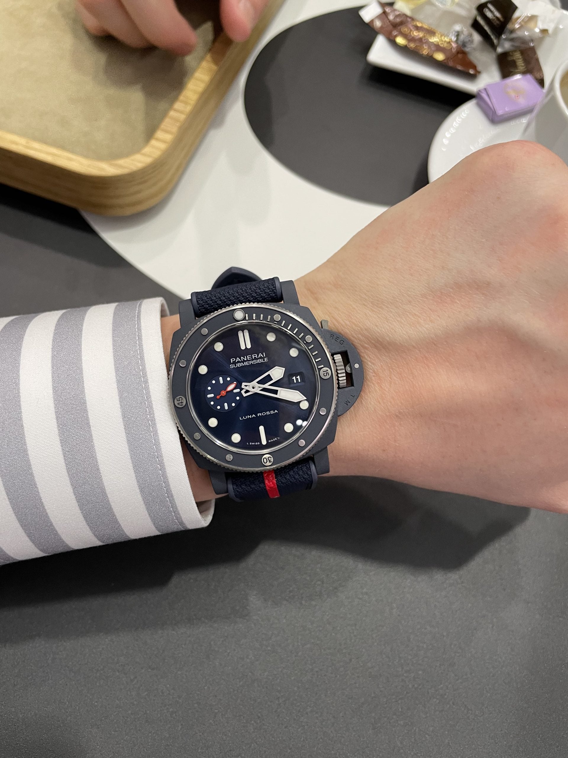 Panerai submersible luna rossa med blå tavla, grått keramiskt fodral, röd liten sekund och blå textilrem – hands-on på handleden panerai submersible luna rossa med blå tavla, grått keramiskt fodral, röd liten sekund och blå textilrem – hands-on på handleden