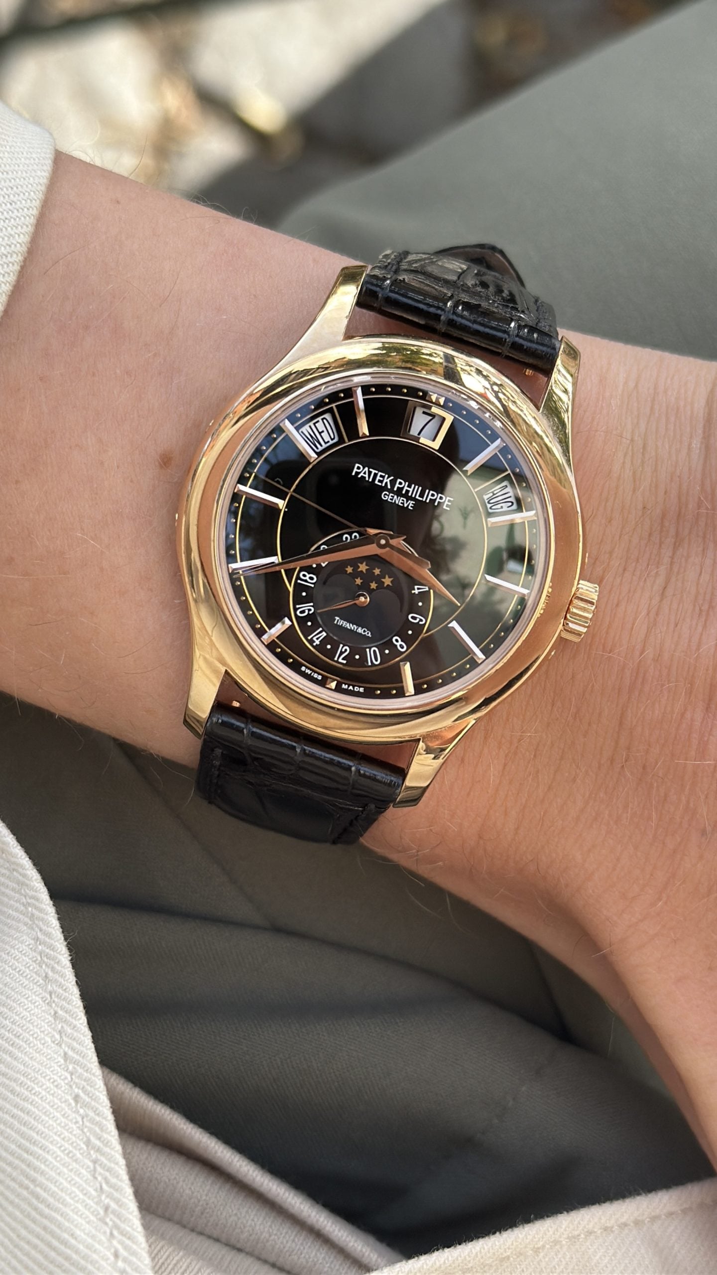 patek philippe annual calendar i roséguld med svart tavla, månfas och dag/datum/månad, tiffany & co.-signerad – hands-on