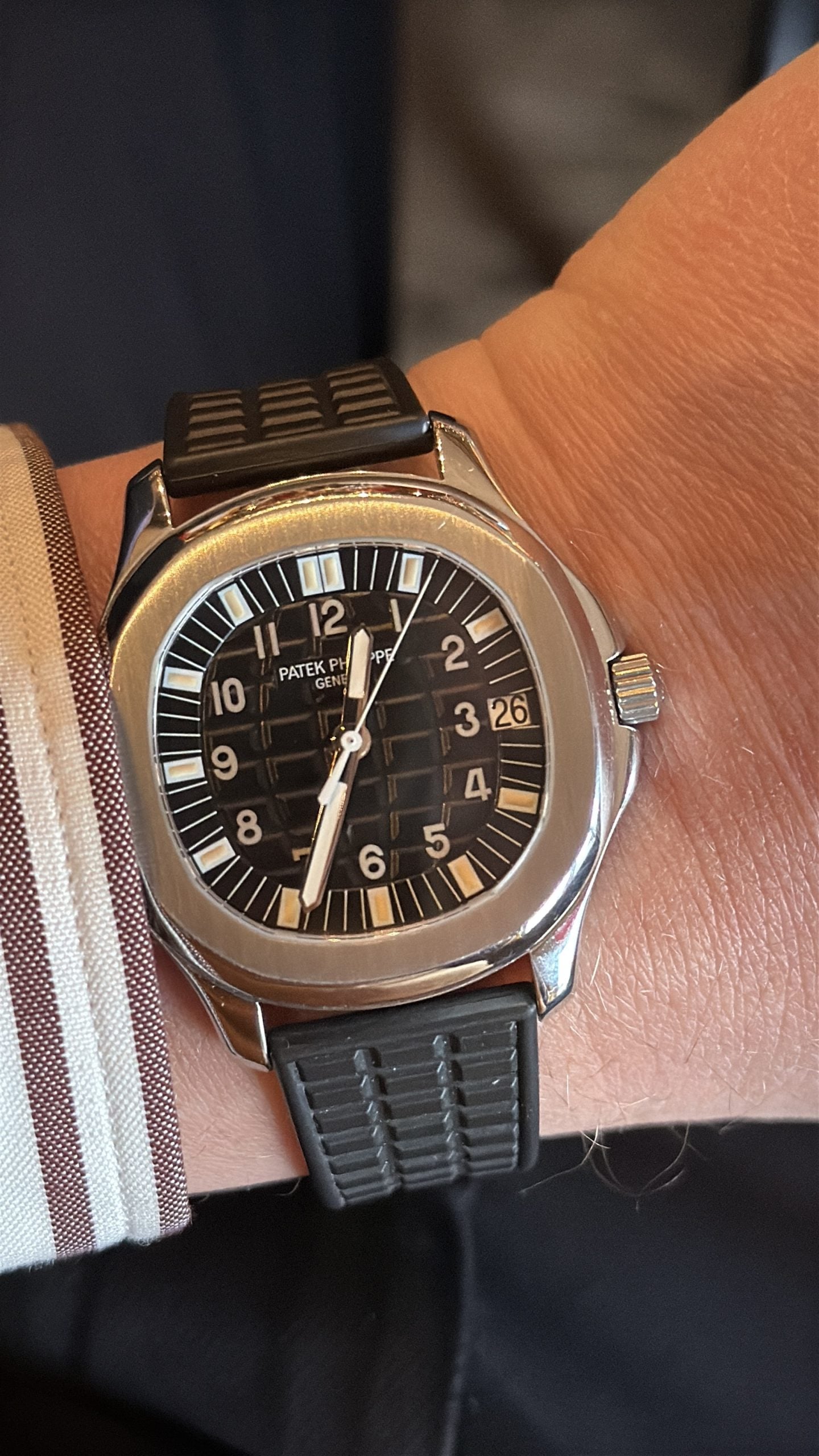 patek philippe aquanaut i stål med svart präglad rutmönstrad tavla och svart gummirem – hands-on på handleden