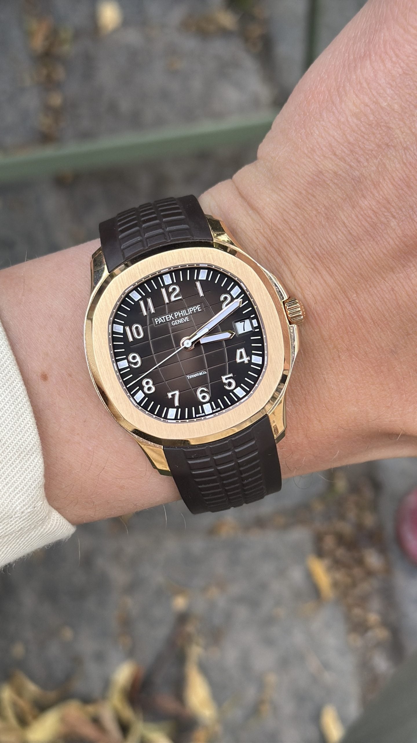 patek philippe aquanaut i roséguld med brun präglad tavla, tiffany & co.-signerad, på brun gummirem – hands-on