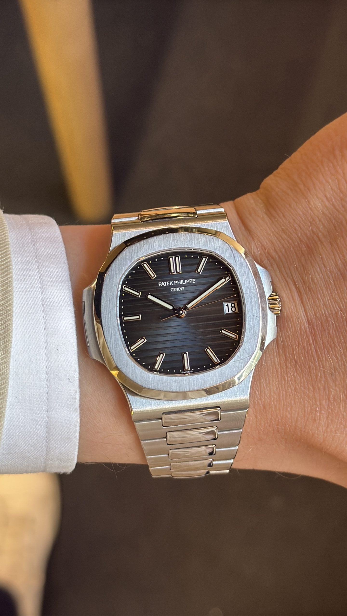 patek philippe nautilus 5711 i stål med blåsvart tonad räfflad tavla och integrerad länk – hands-on