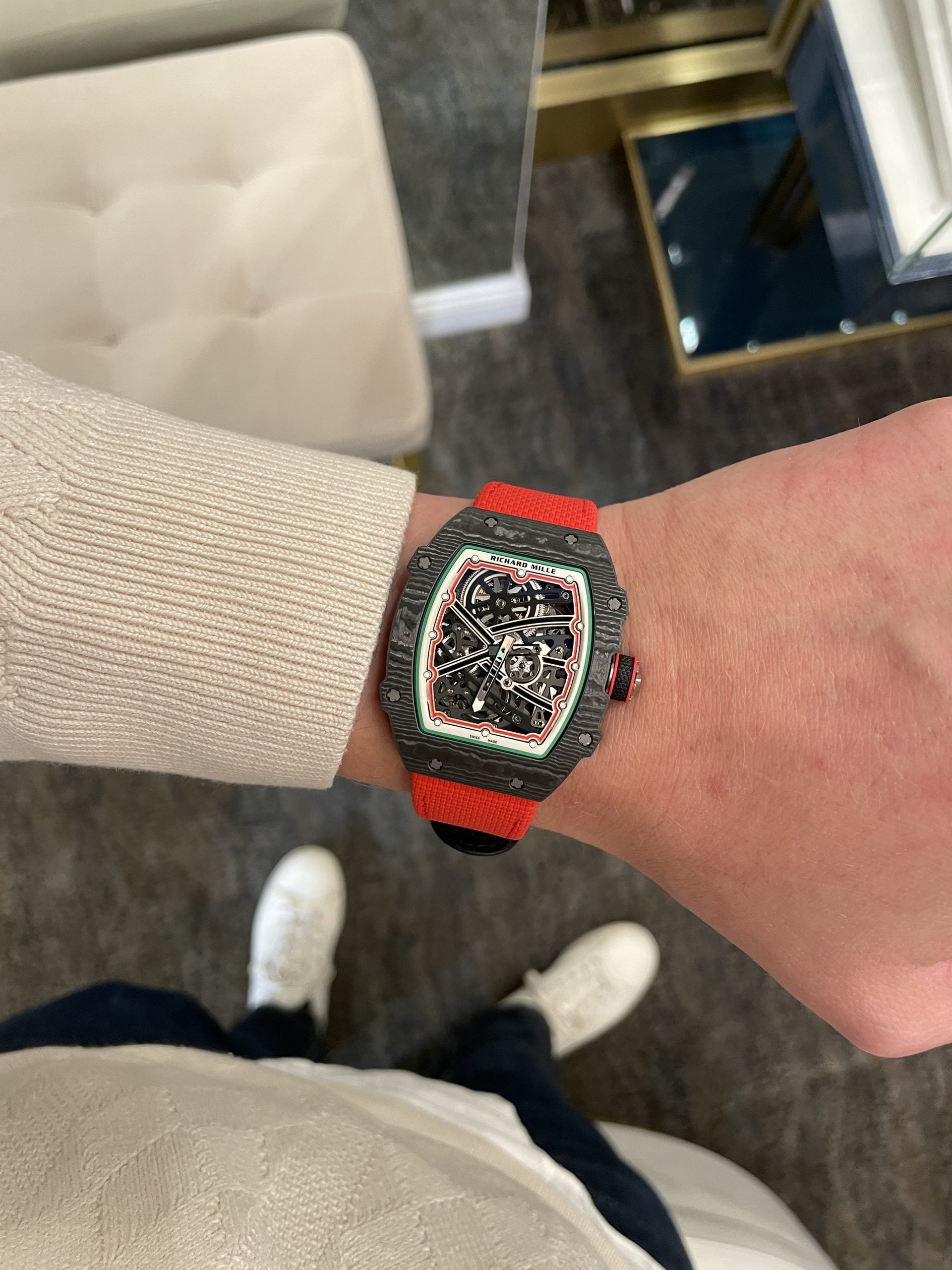 richard mille rm 67 i skeletterad carbon tpt-boett med grön-vit-röda accenter på röd textilrem – hands-on