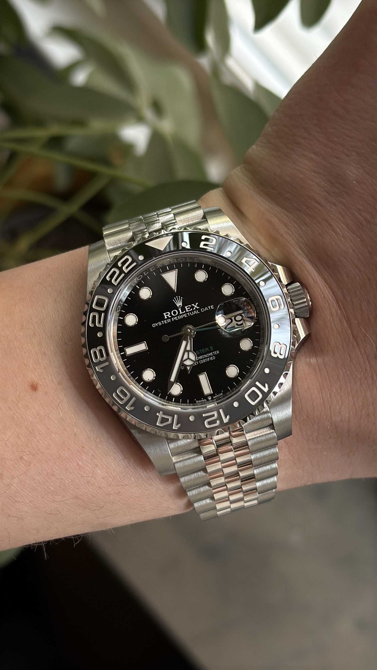Rolex GMT-Master II med svart tavla, svart-grå keramiklünett och Jubilee-länk – hands-on på handleden