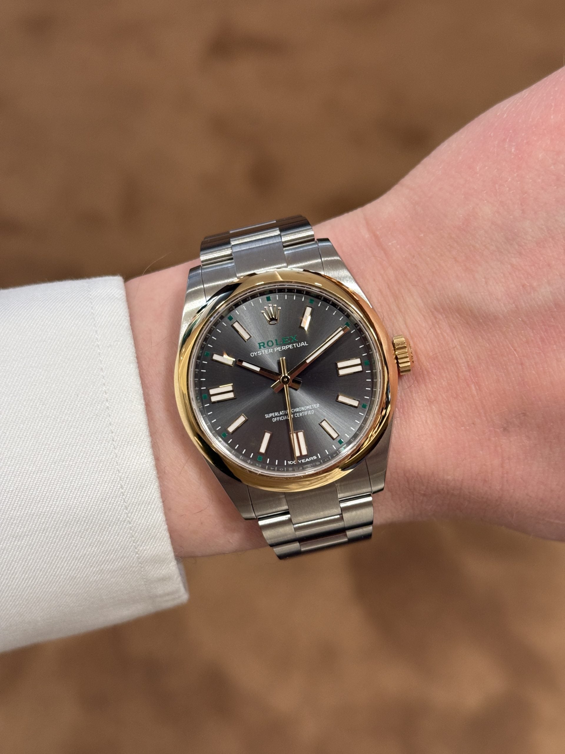 rolex oyster perpetual med mörkgrå/rhodium-tavla i stål – hands-on på handleden