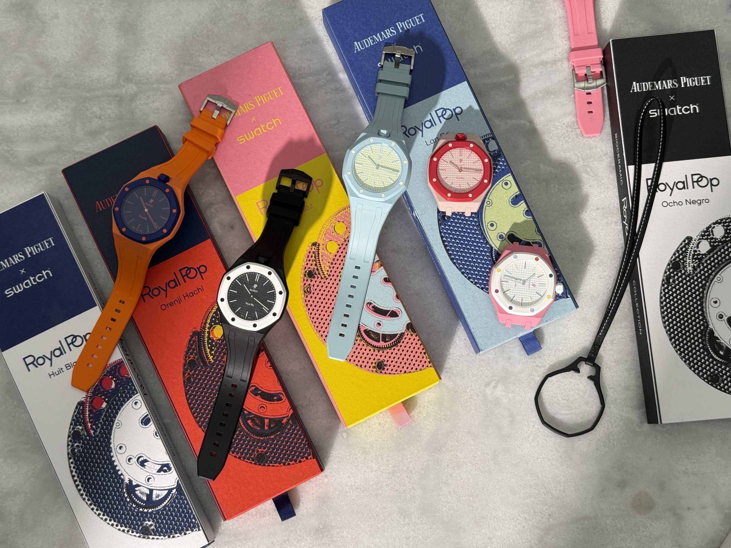 Ap × swatch royal pop – colorways med originalaskar och färgade gummistraps/case från eftermarknaden, hands-on ovanifrån ap × swatch royal pop – colorways med originalaskar och färgade gummistraps/case från eftermarknaden, hands-on ovanifrån