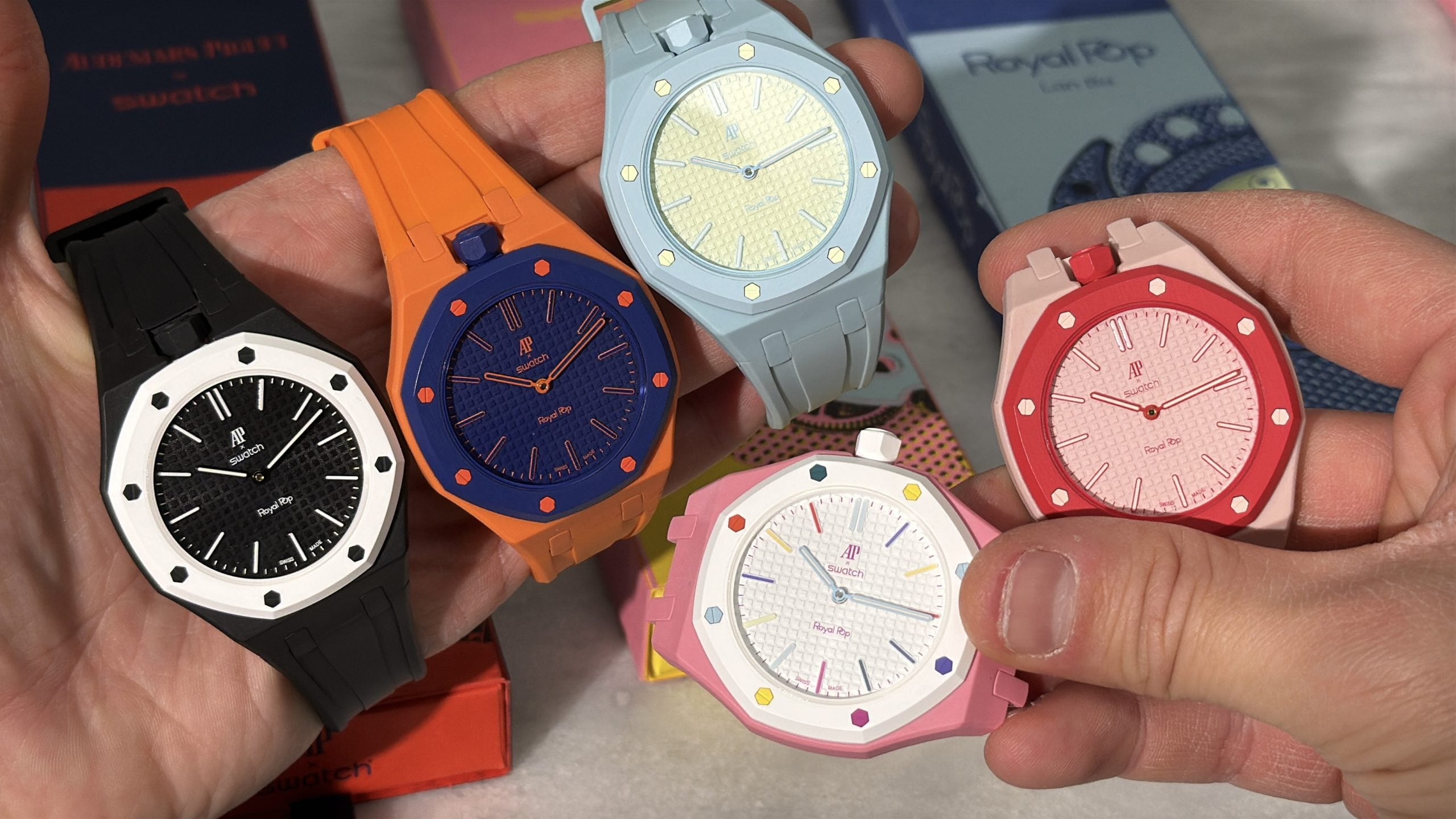 Hela ap × swatch royal pop-kollektionen – flera colorways i händerna med originalaskar, hands-on hela ap × swatch royal pop-kollektionen – flera colorways i händerna med originalaskar, hands-on
