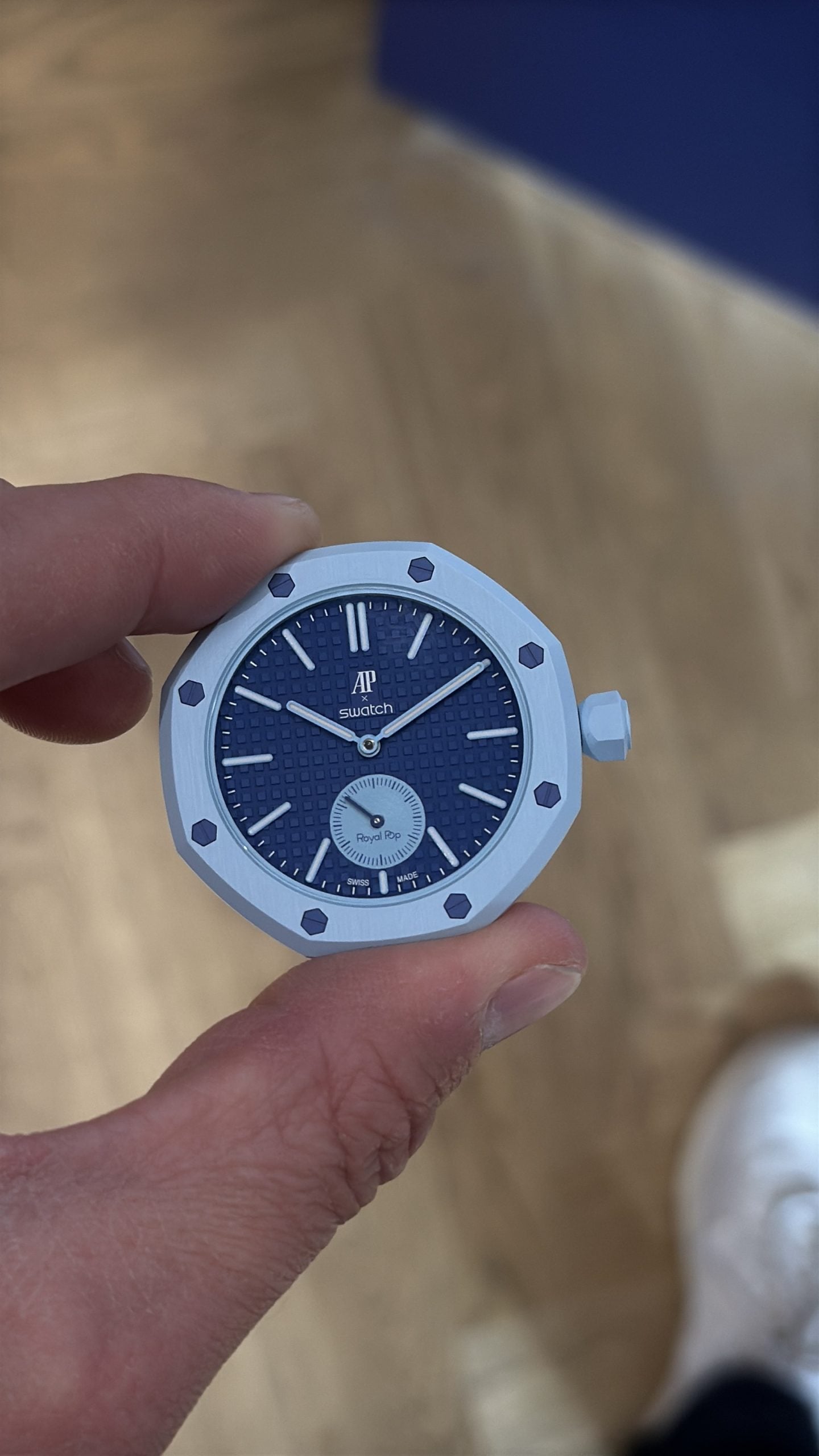 Ap × swatch royal pop lan ba med mörkblå boett och marinblå tavla – hands-on i handen ap × swatch royal pop lan ba med mörkblå boett och marinblå tavla – hands-on i handen