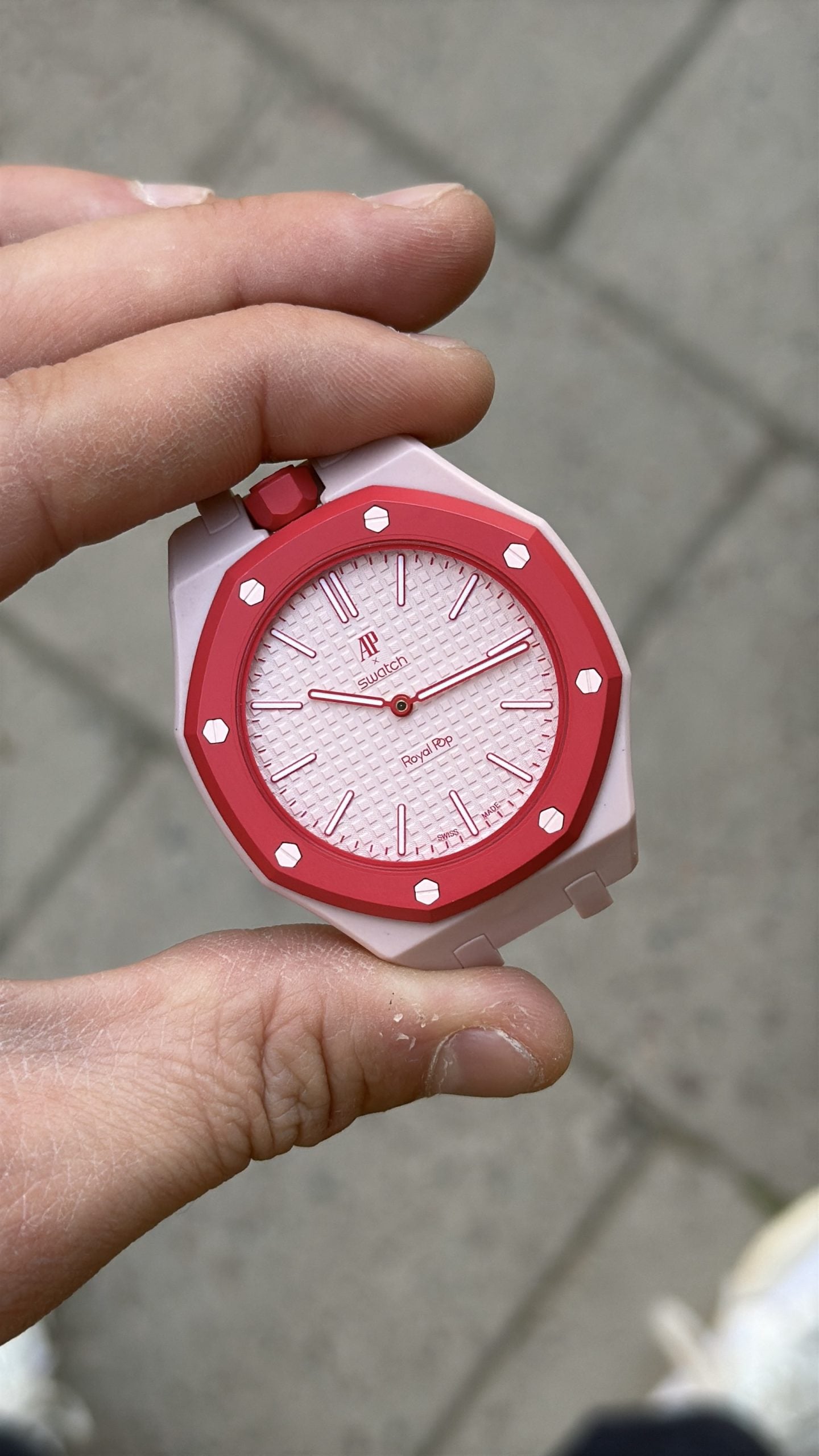 Ap × swatch royal pop otto rosso med rosa boett, körsbärsröd lünett och ljus rutmönstrad tavla – hands-on i handen ap × swatch royal pop otto rosso med rosa boett, körsbärsröd lünett och ljus rutmönstrad tavla – hands-on i handen