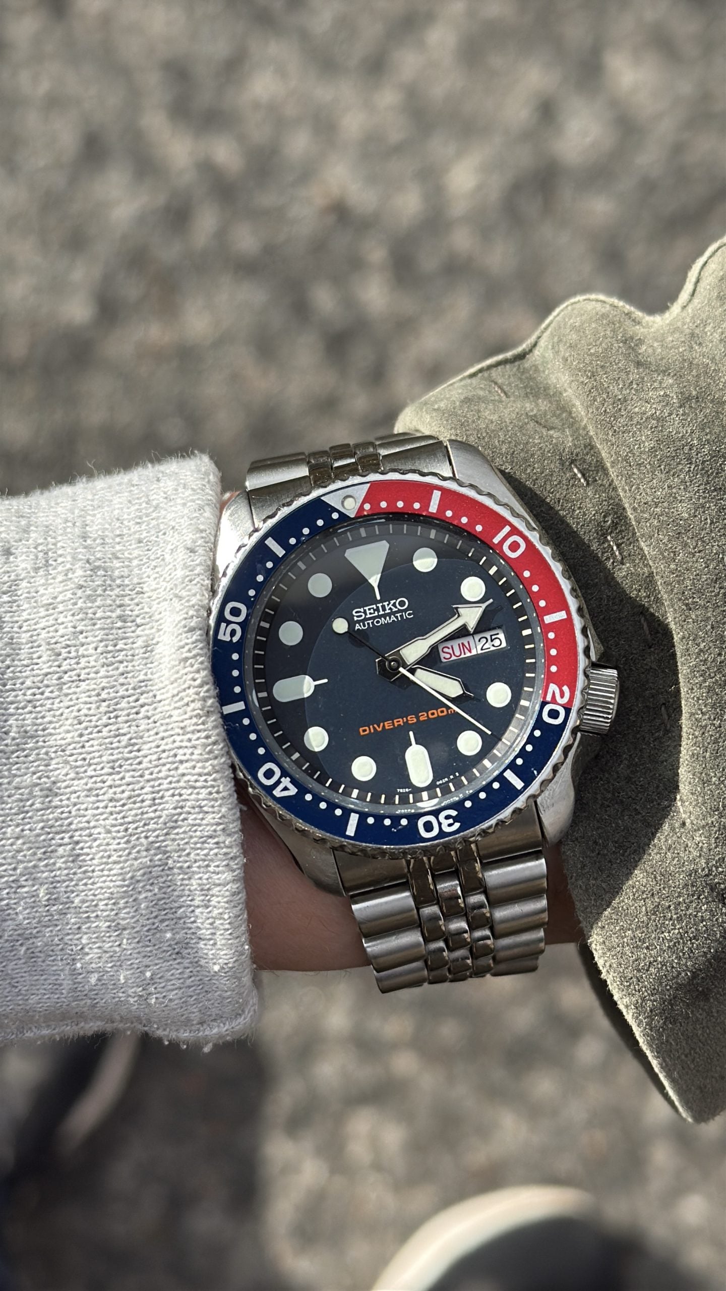 seiko skx automatisk dykarklocka med svart-blå tavla, blå-röd pepsi-lünett och jubilee-länk – hands-on på handleden