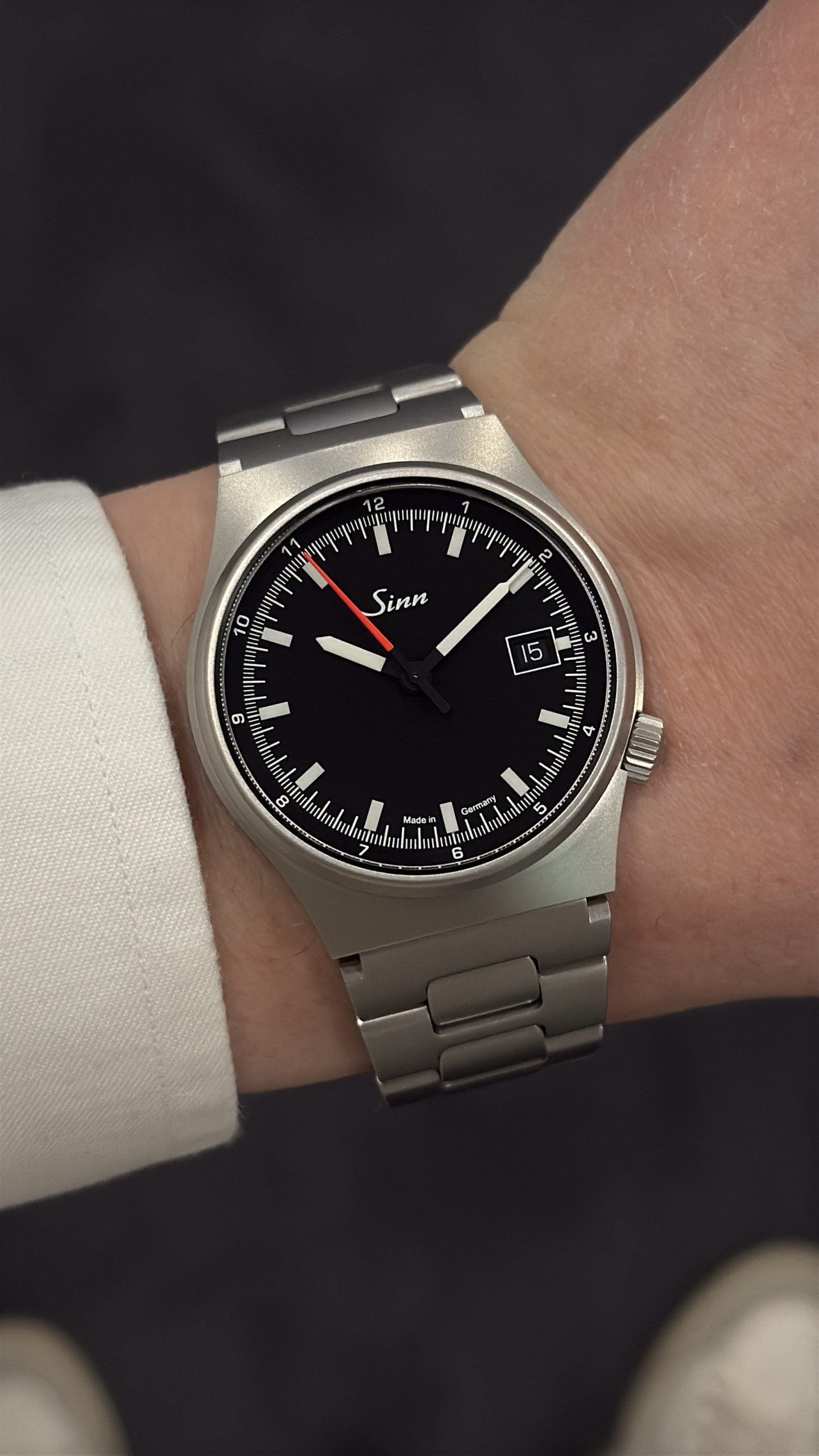 sinn trevisarklocka med svart tavla, röd sekundvisare och stållänk (made in germany) – hands-on