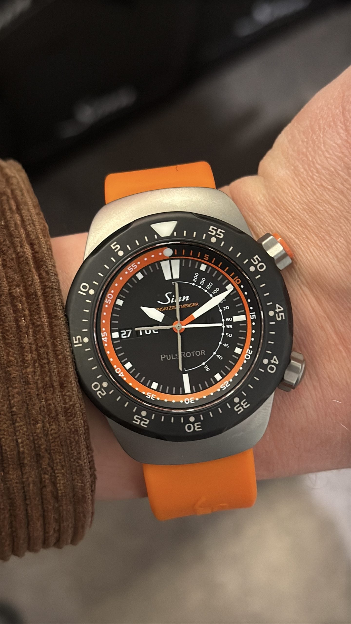 sinn ezm einsatzzeitmesser med svart-orange tavla, pulsrotor och orange gummirem – hands-on