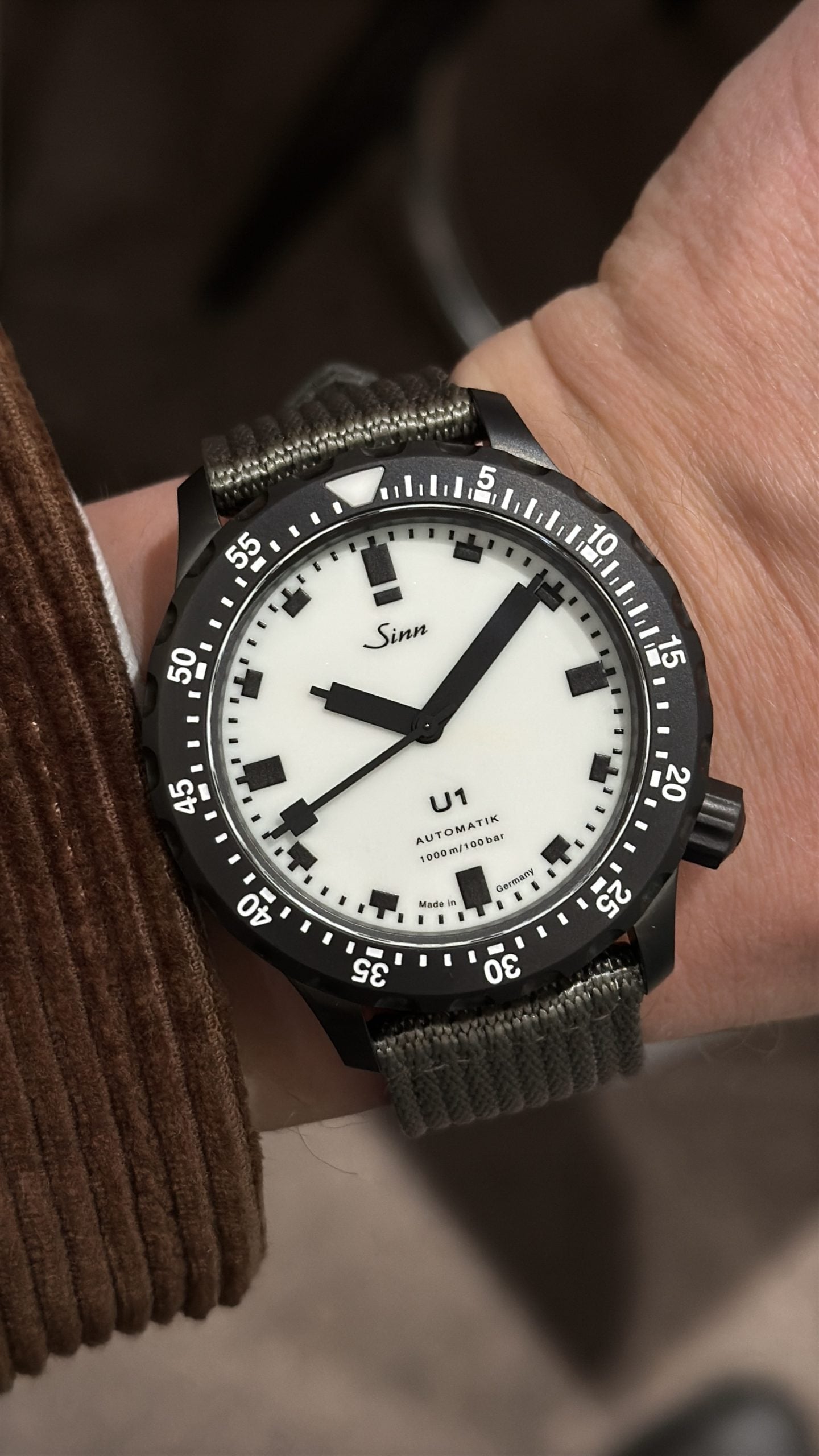 sinn u1 dykarklocka i svart tegiment-stål med helt självlysande vit tavla och grön nato-rem (1000 m, made in germany) – hands-on på handleden