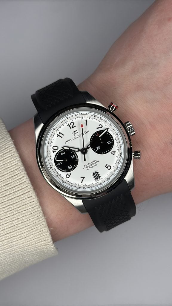 Sjöö sandström royal steel chronograph automatkronograf med vit pandatavla, svarta räkneverk och svart gummirem – hands-on sjöö sandström royal steel chronograph automatkronograf med vit pandatavla, svarta räkneverk och svart gummirem – hands-on